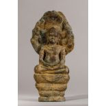 Buddha « Mucilinda » assis sur le corps du Naga abrité de son chaperon septa-céphale , pour le