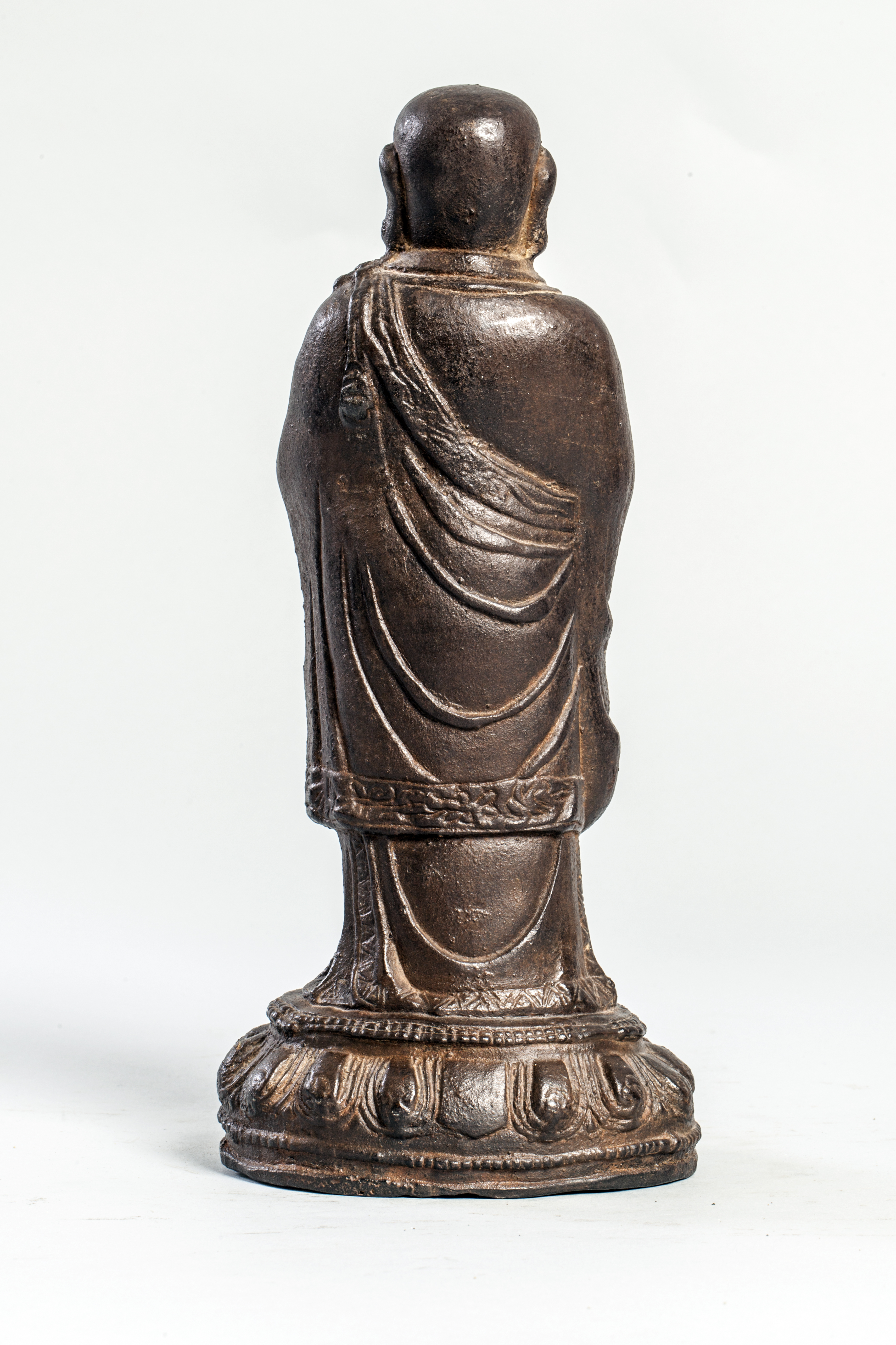 Lohan figuré debout sur une base lotiforme vêtu d'une robe monastique en adoration Fonte de fer - Image 3 of 3