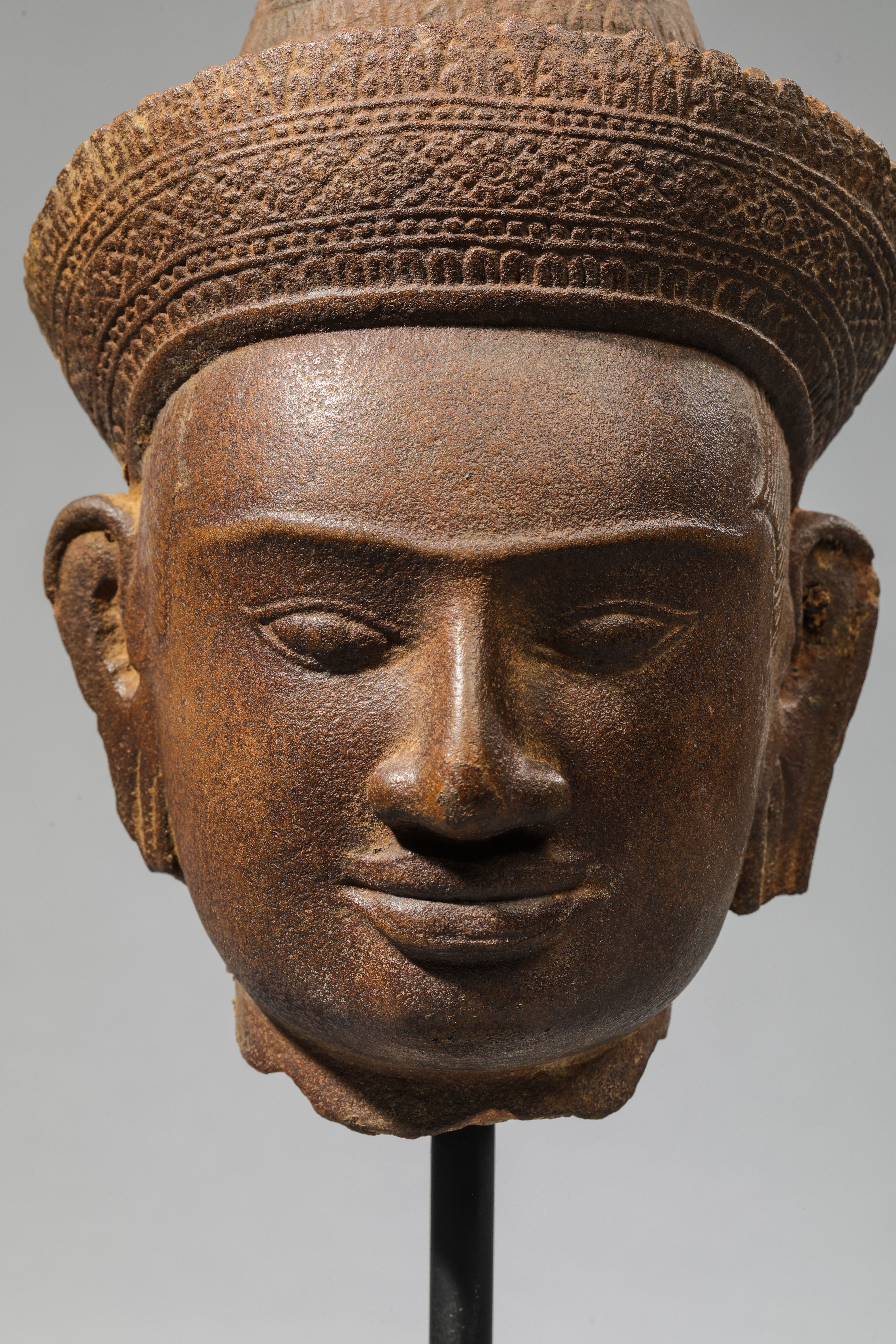 Tête de Vishnu à l’expression sereine, le visage doux à la beauté juvénile, le sourire de - Image 2 of 8