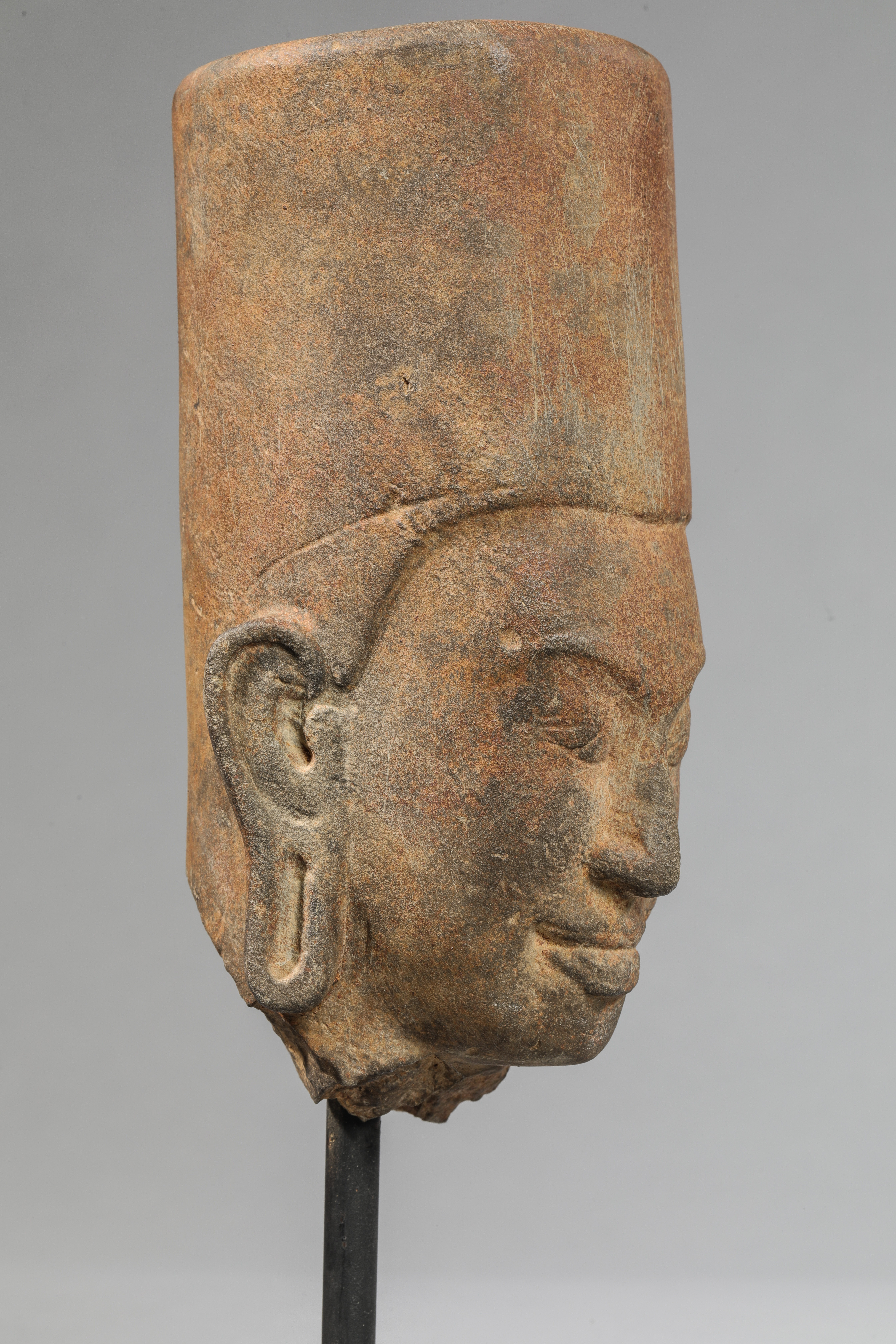 Tête de Vishnu coiffée d’une haute mitre cylindrique retombant en couvre nuque et en pointe sur - Image 7 of 7