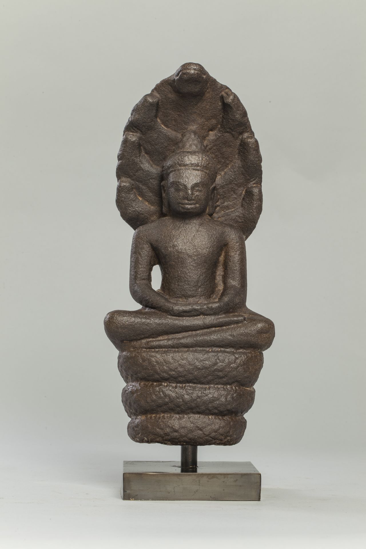 Bouddha Mucilinda assis en méditation sur le corps du Naga sept acéphale déployant son chaperon pour