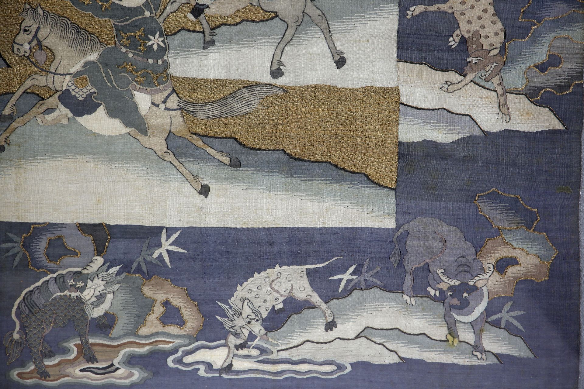 Panneau de tapisserie de soie et fils d’or en tissage « Kosseu » Illustré d’une scène guerrière - Bild 4 aus 7
