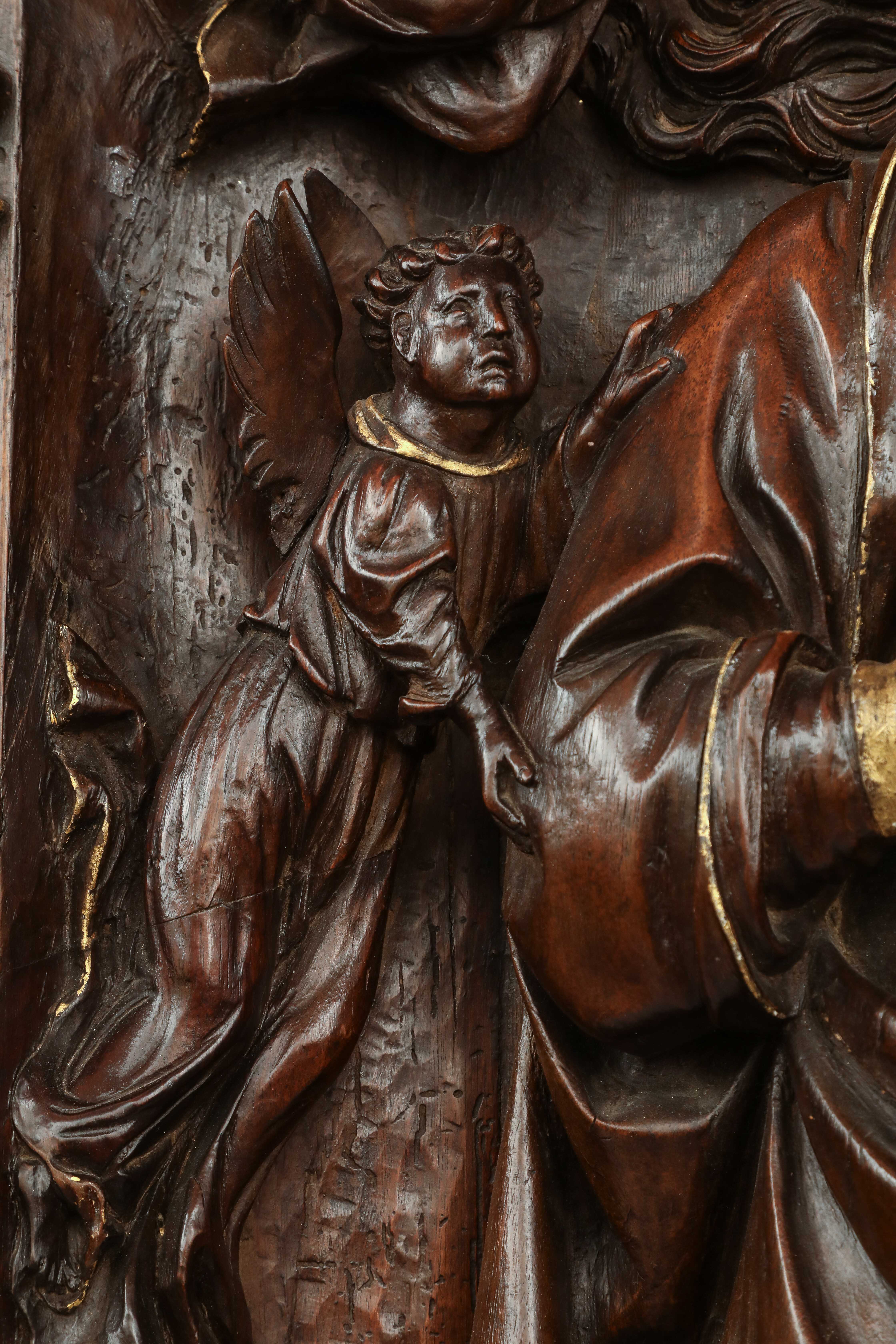 Haut relief sculpté de la Vierge, dans une niche, se tenant sur un croissant de lune, entourée de - Bild 3 aus 5