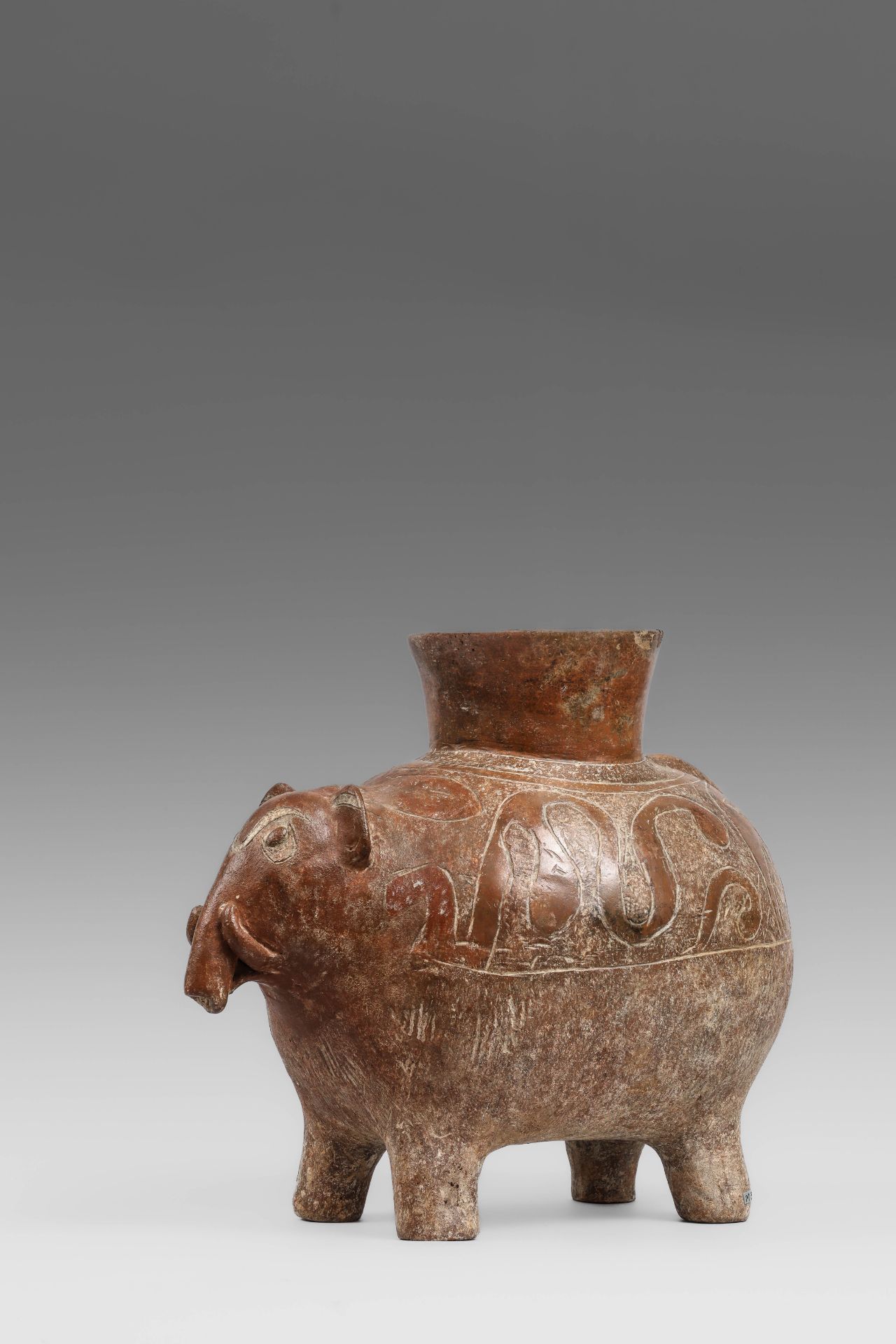Vase zoomorphe figurant un éléphant à l’arrêt, l’ouverture du coll sur son dos Terre cuite ocre brun