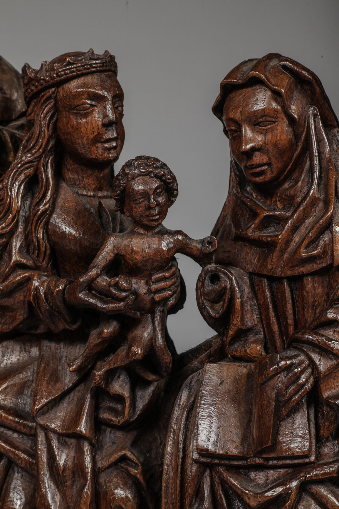 Groupe Flamand : Vierge à l'enfant couronnée accompagnée de Sainte Anne, assises, vêtues de longs - Image 6 of 8
