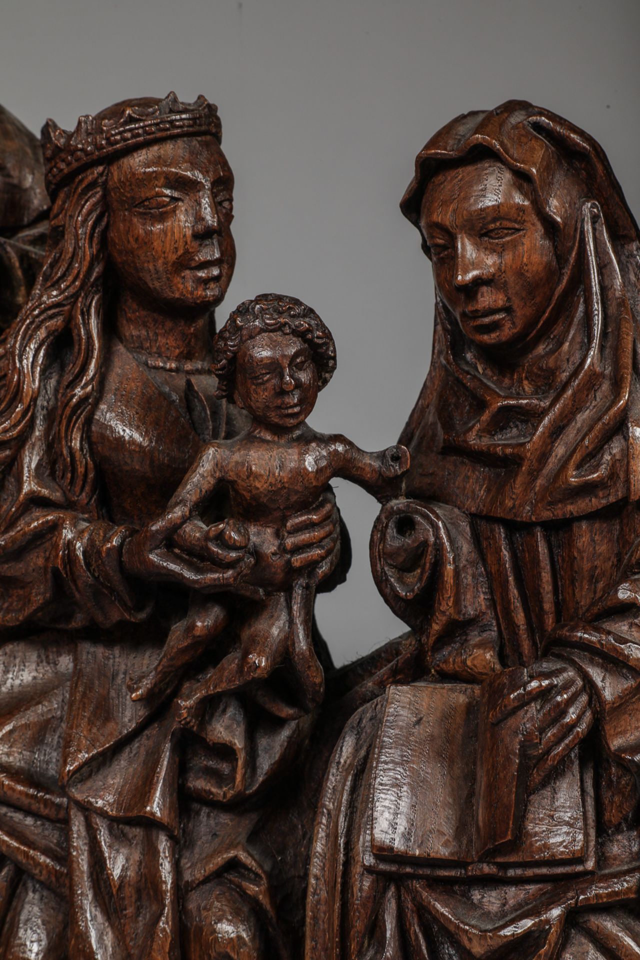 Groupe Flamand : Vierge à l'enfant couronnée accompagnée de Sainte Anne, assises, vêtues de longs - Bild 6 aus 8