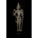Vishnu debout dans une posture hiératique, sous une forme à quatre bras tenant ses attributs la