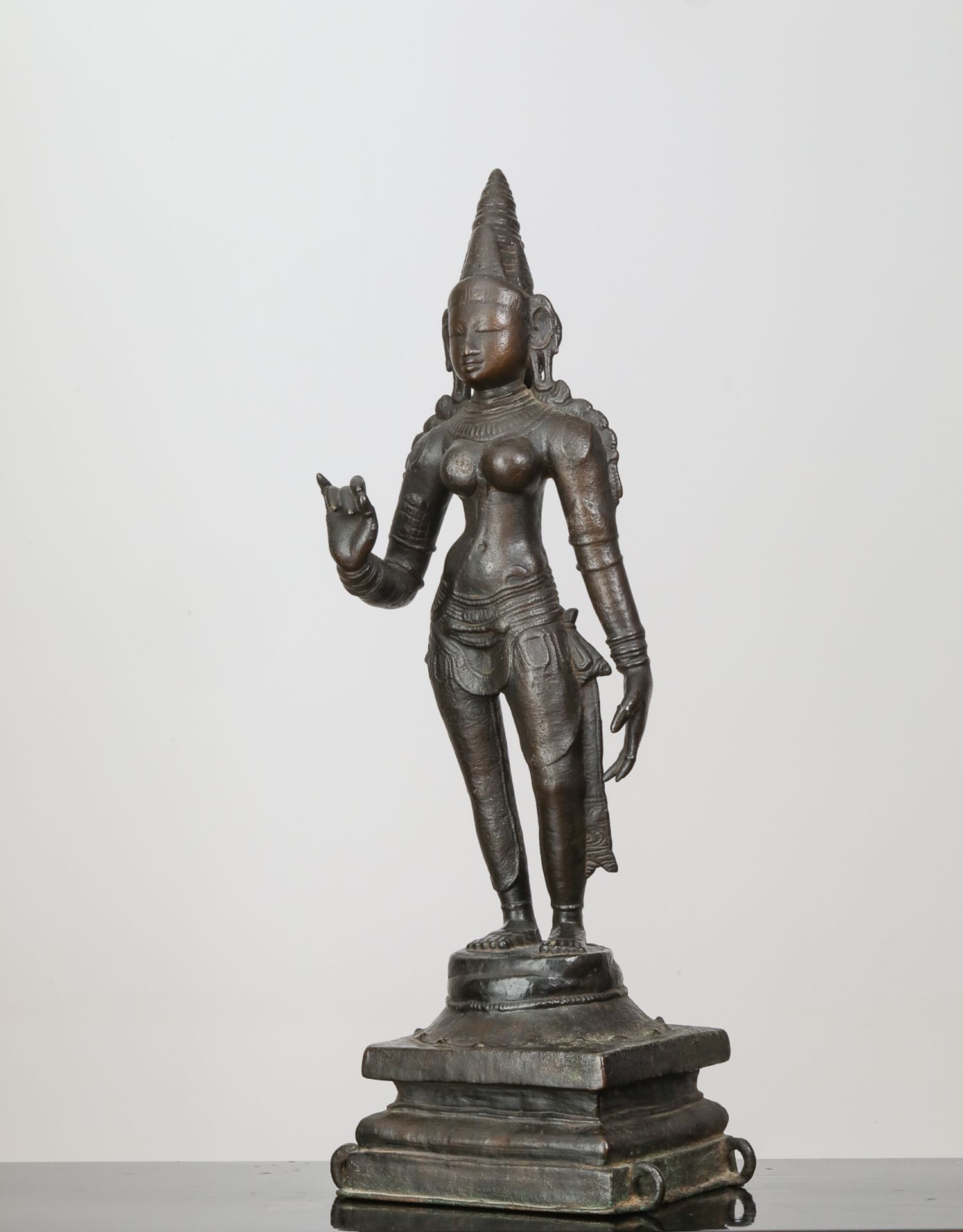 La déesse Parvati, debout en posture dite « Tribanga », à la beauté juvénile, une main le long du - Image 2 of 6