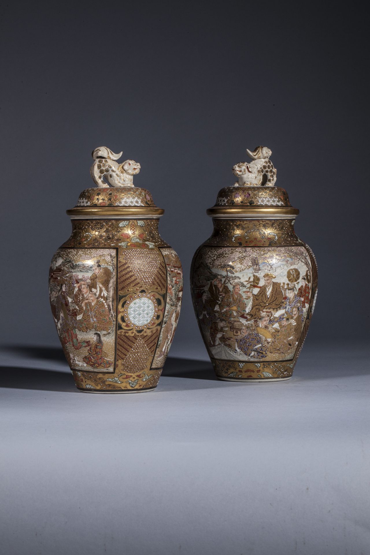 Paire de potiches couvertes en faïence de stasuma décoré en émaux polychromes et rehaut d'or de - Bild 2 aus 2