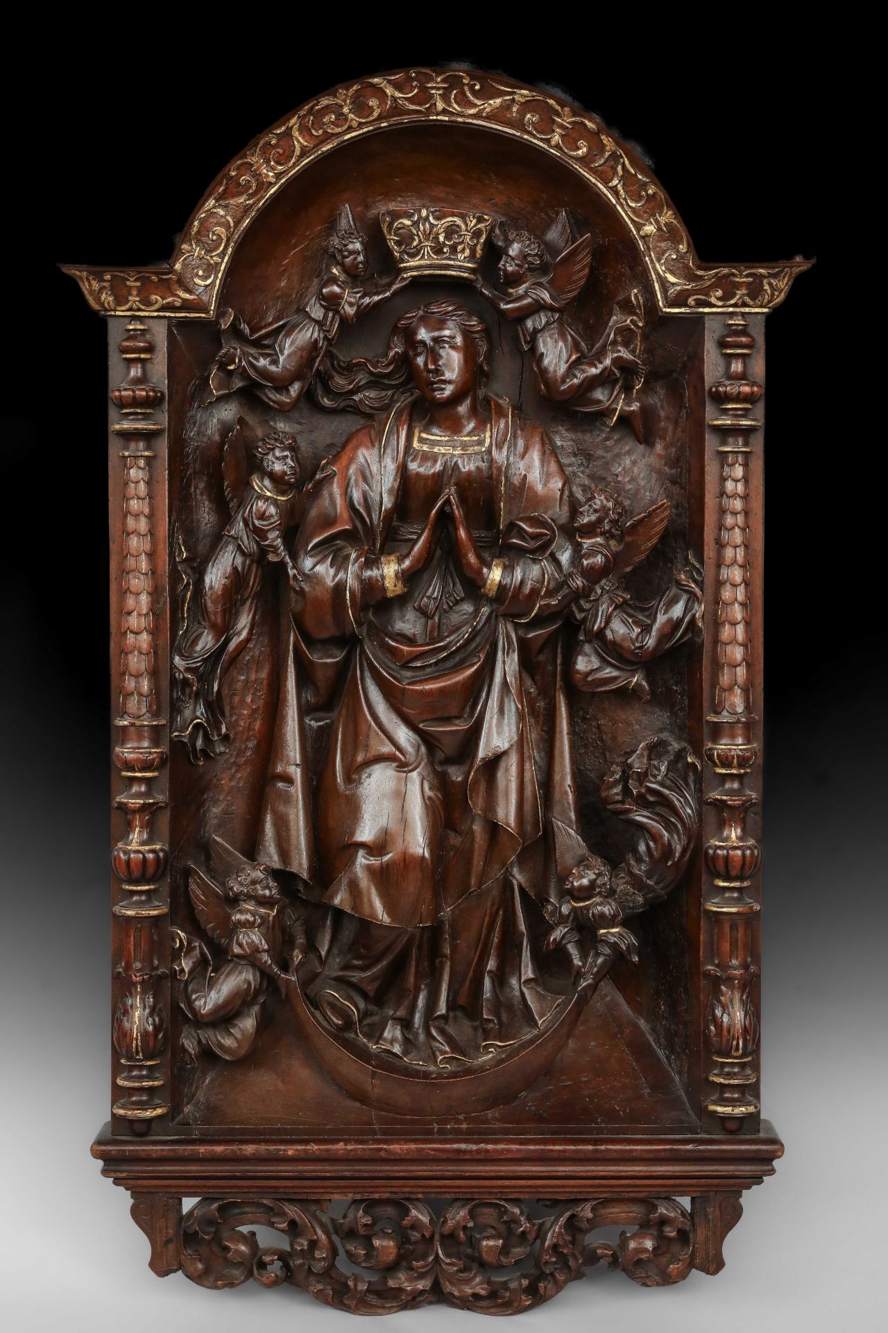 Haut relief sculpté de la Vierge, dans une niche, se tenant sur un croissant de lune, entourée de
