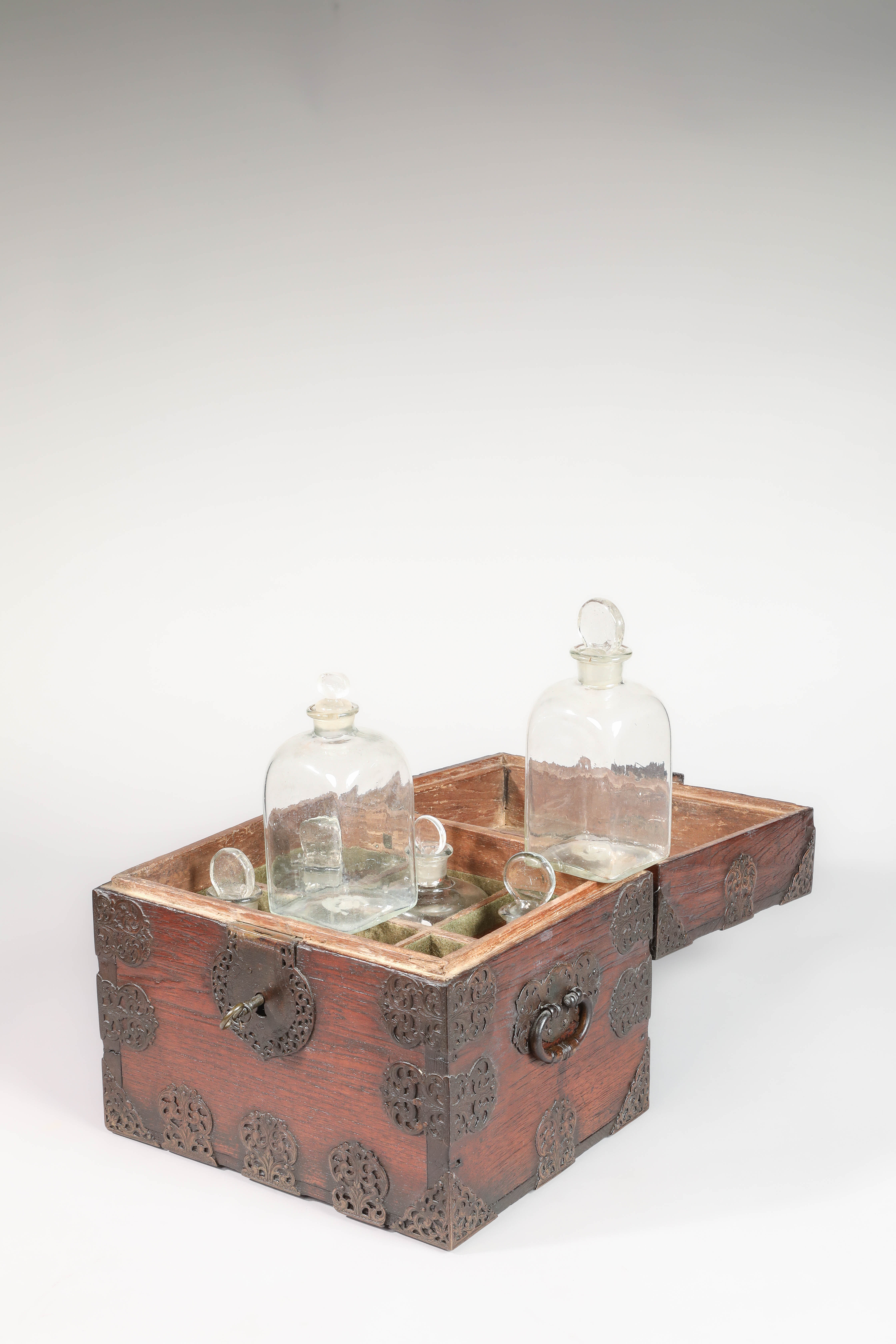 Coffre à liqueur en bois et ferrure, comprenant 12 flacons de verre ancien France 17 eme siècle - Bild 5 aus 8