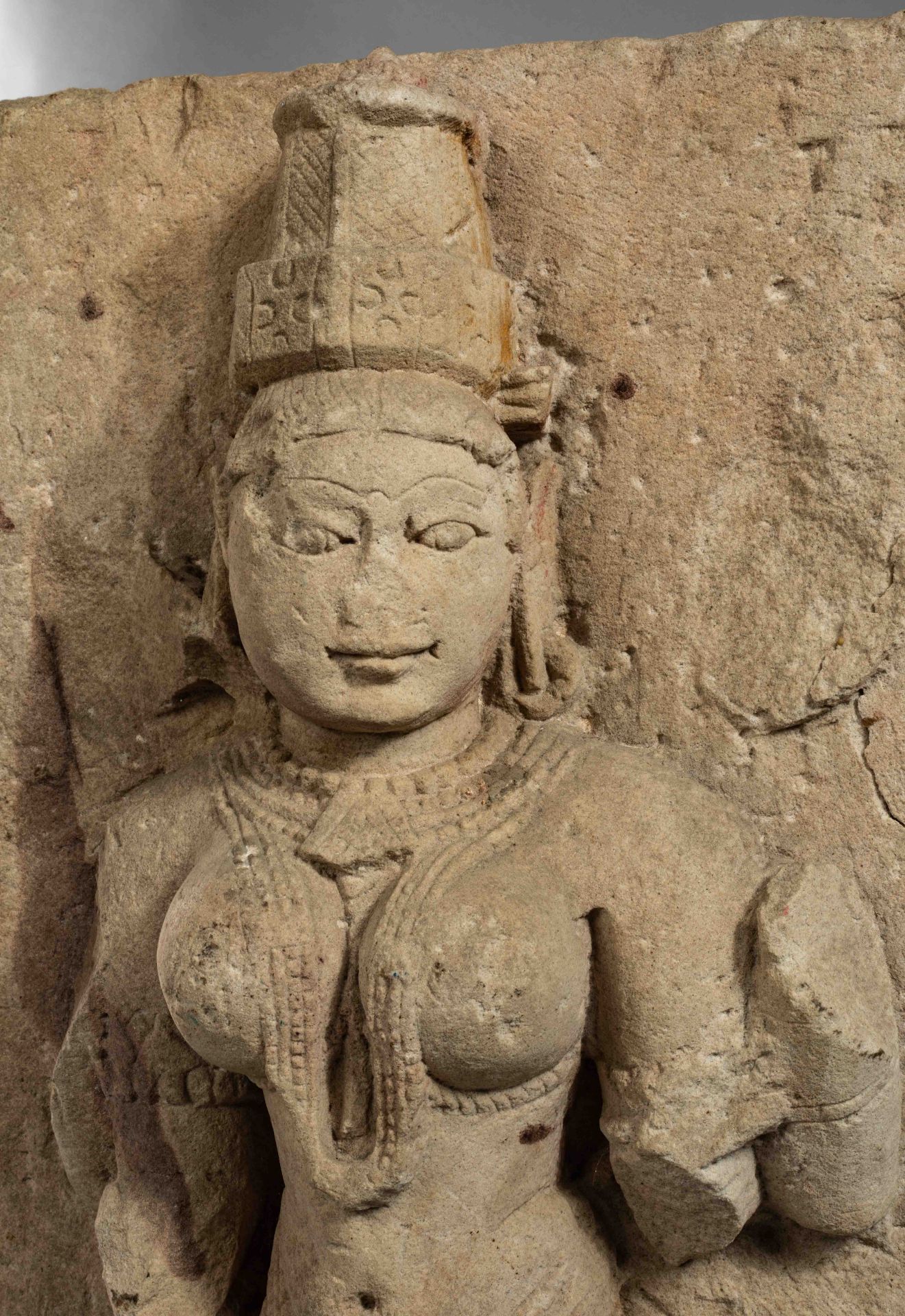 Haut-relief de temple finement ciselé en ronde-bosse du buste de la déesse Lakshmi sous sa forme à 4 - Bild 2 aus 2