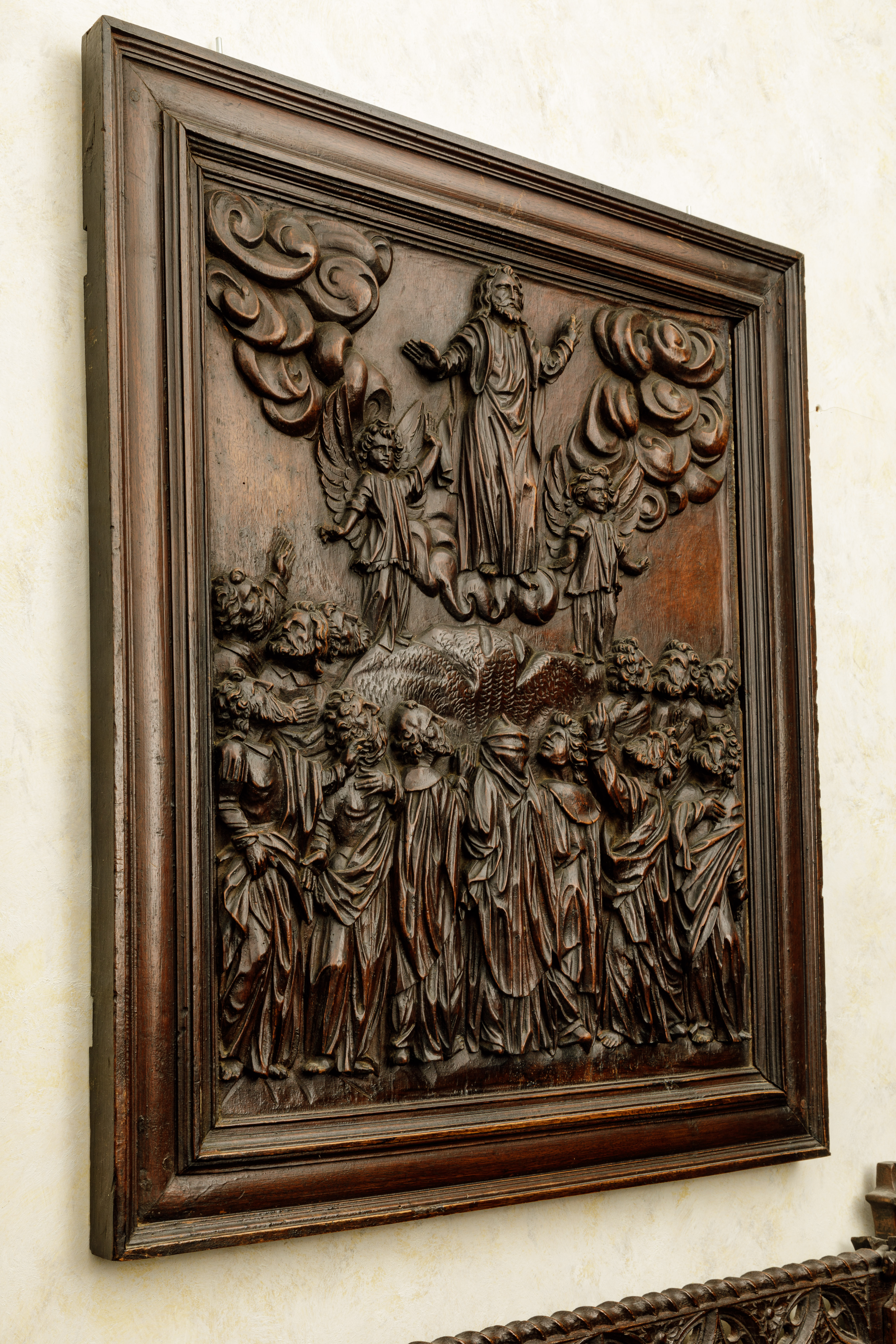 Paire de panneaux de noyer allemands sculptés de l'Ascension du Christ et l'Assomption de Marie - Image 4 of 5
