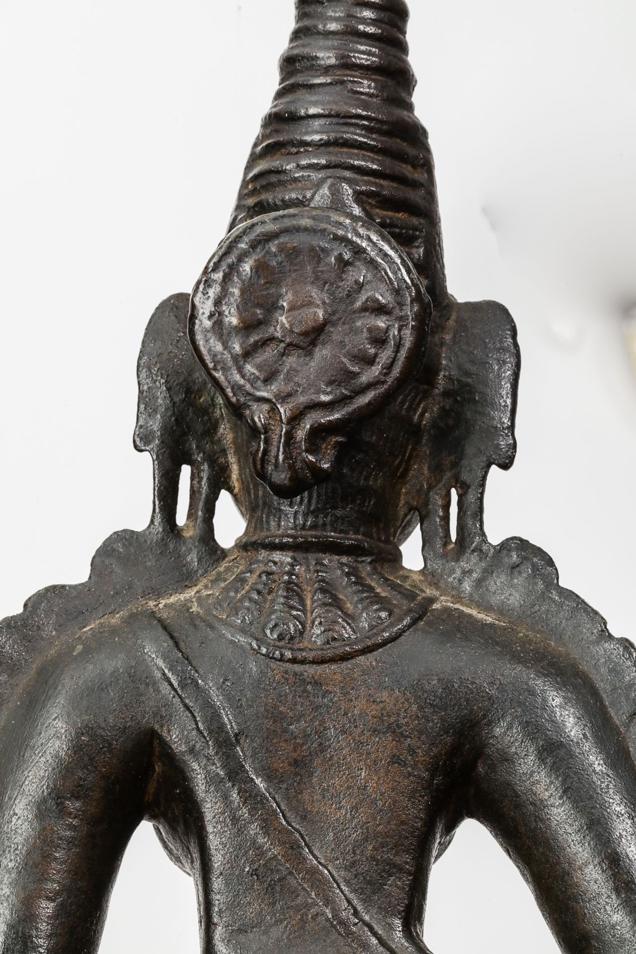La déesse Parvati, debout en posture dite « Tribanga », à la beauté juvénile, une main le long du - Image 5 of 6