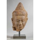 Tête de Buddha surmonté de la coiffure bouclée Ushnisa , l’expression méditative, paré d’une seule