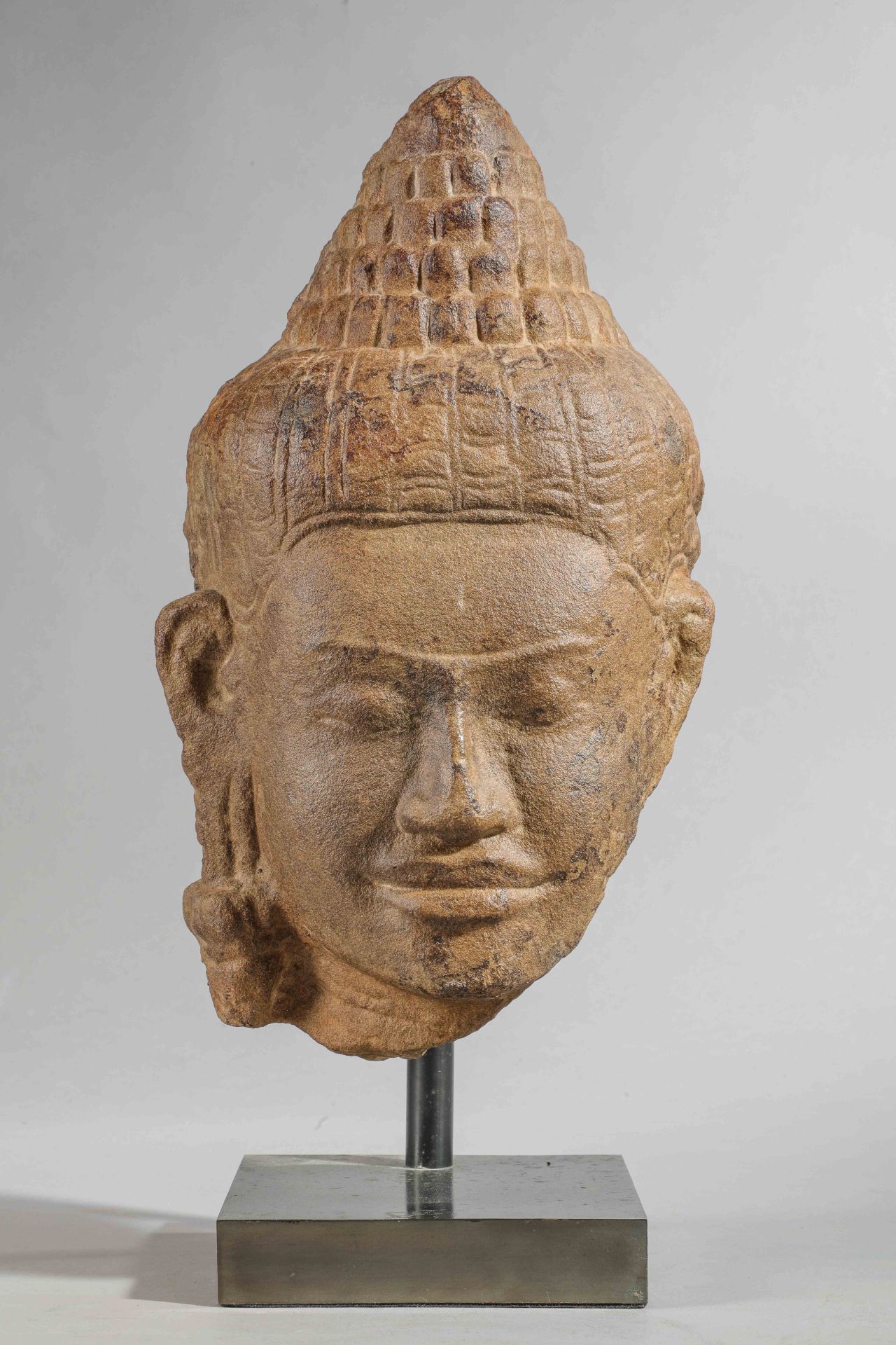 Tête de Buddha surmonté de la coiffure bouclée Ushnisa , l’expression méditative, paré d’une seule