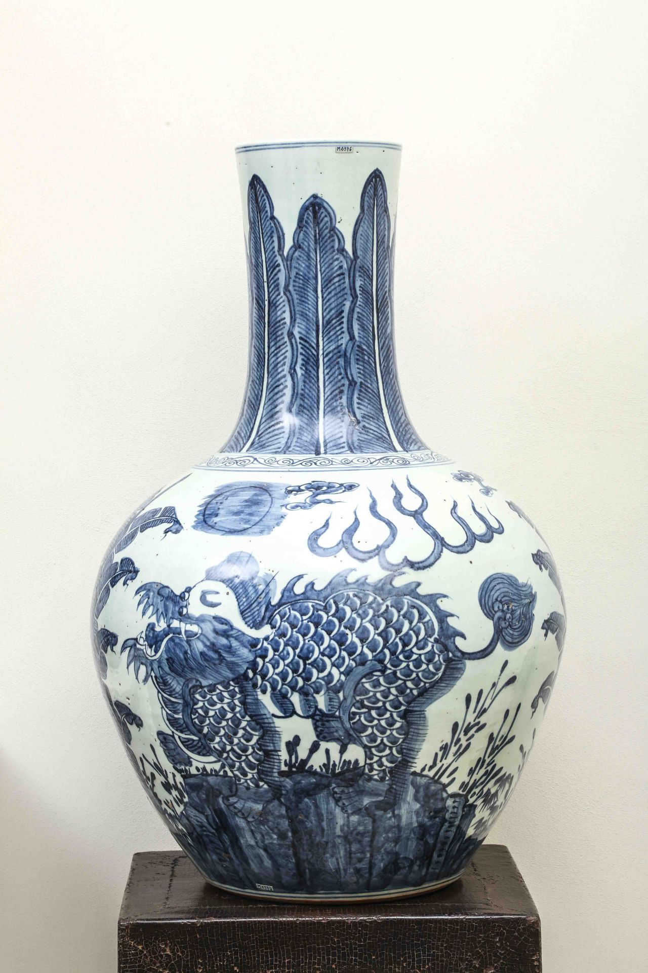 Importante paire de vases à panse globulaire et haut col en porcelaine blanche décoré en bleu cobalt - Bild 8 aus 10