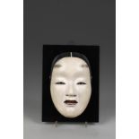 Deux masques de danse du théâtre Nô Bois laqué Japon Période Edo 18 eme siècle 21cm 22cm