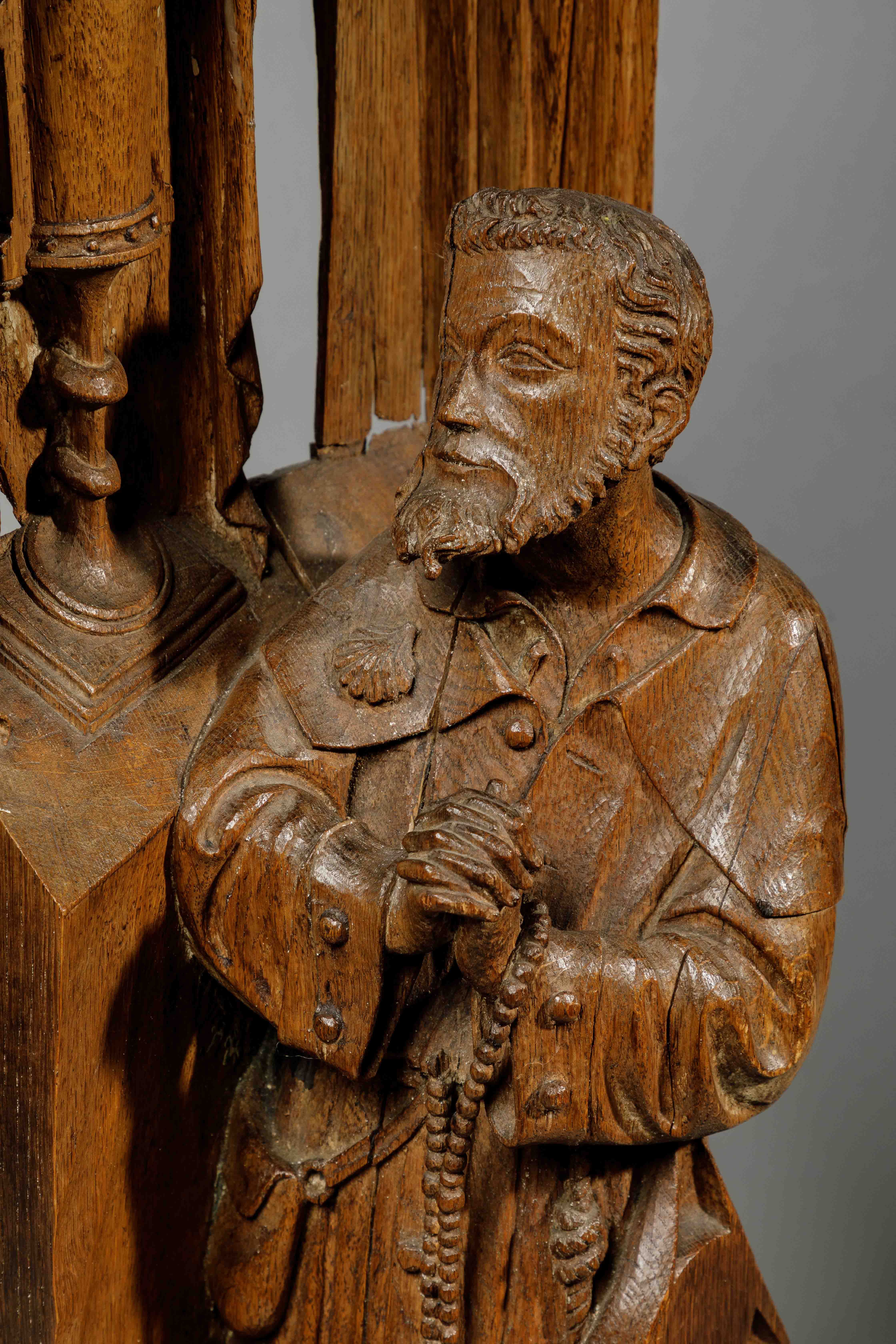 Sculpture représentant saint Jacques de Compostelle agenouillé aux côtés du Saint Graal Bois de - Image 2 of 4