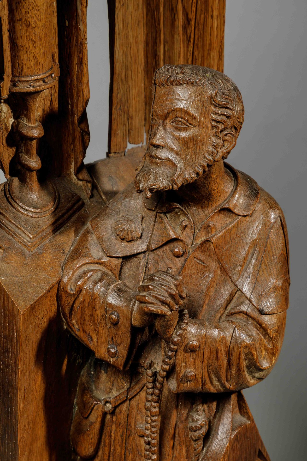 Sculpture représentant saint Jacques de Compostelle agenouillé aux côtés du Saint Graal Bois de - Bild 2 aus 4