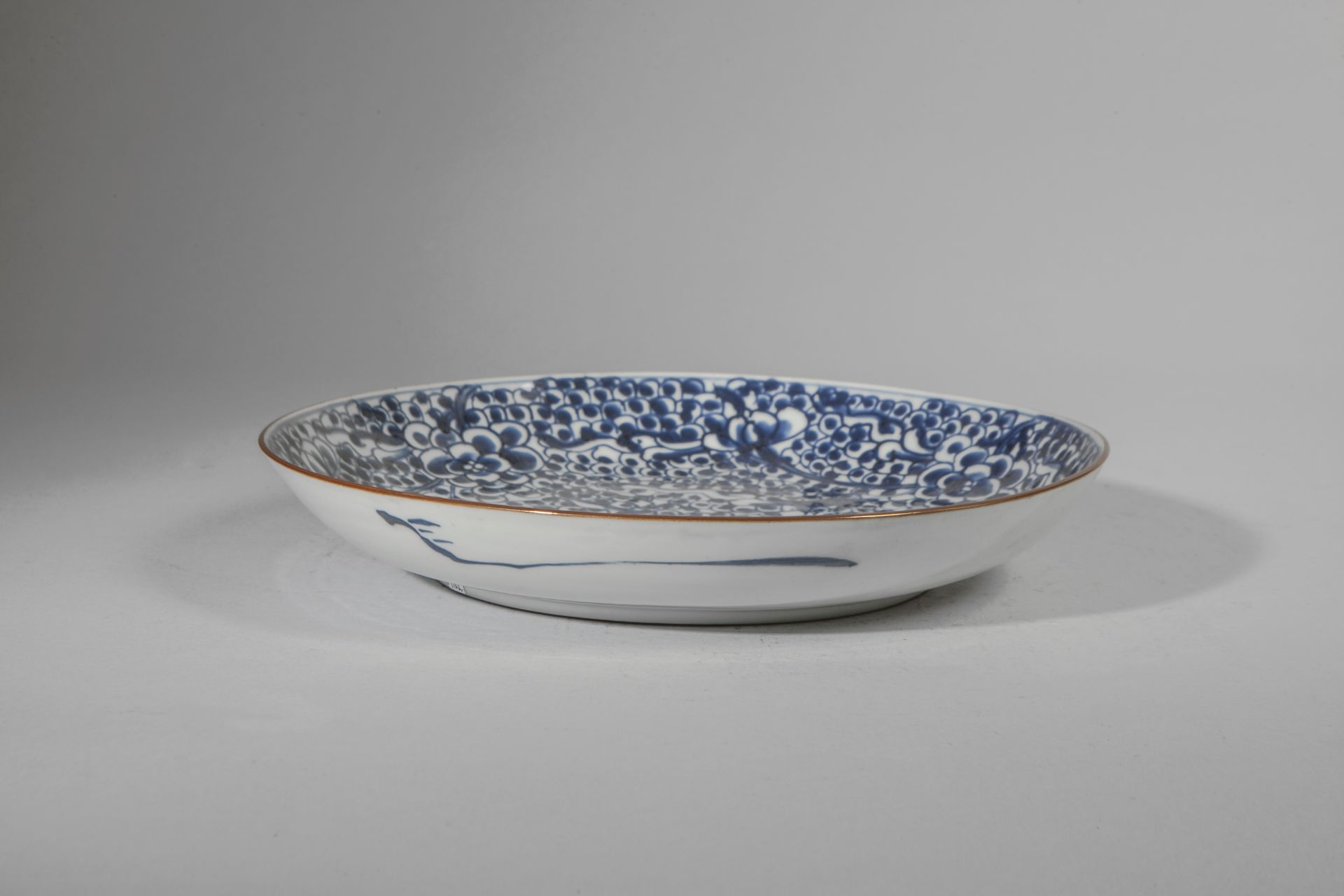 Plat en porcelaine décorée en bleu cobalt sous couverte de pivoines stylisées Chine Dynastie Qing - Bild 2 aus 2