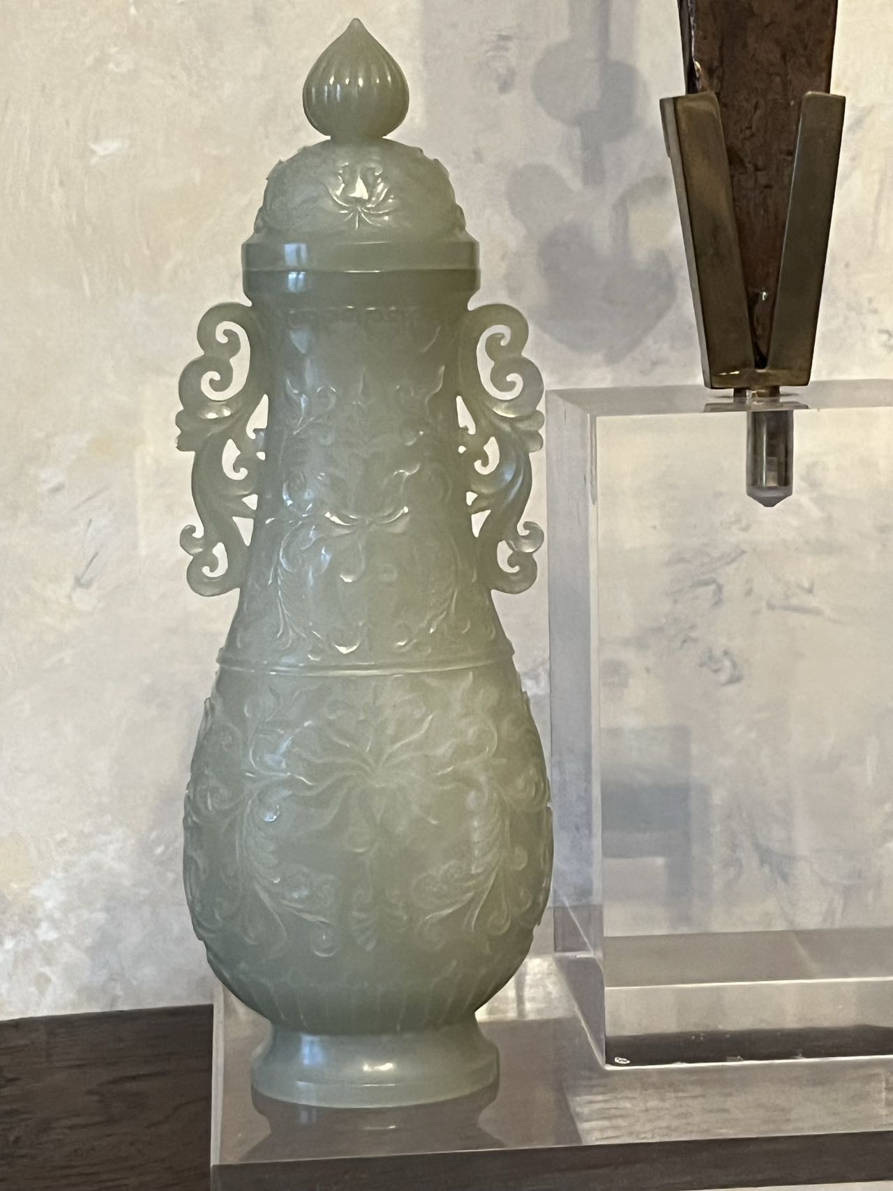 Vase couvert à décor de motifs floraux serti d'une paire d'anses ciselée en ajour Jade translucide - Image 3 of 6