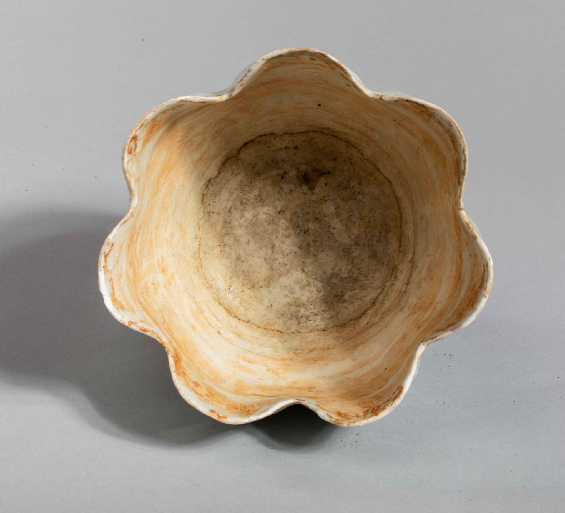 Coupe lotiforme à sept pétales ornée de rinceaux et d'une frise au piètement en fin grès - Image 3 of 4