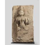 Haut-relief de temple finement ciselé en ronde-bosse du buste de la déesse Lakshmi sous sa forme à 4