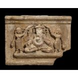 Bas relief de sanctuaire illustrant Ganesh assis en vajrasanasous une forme à quatre bras tenant des
