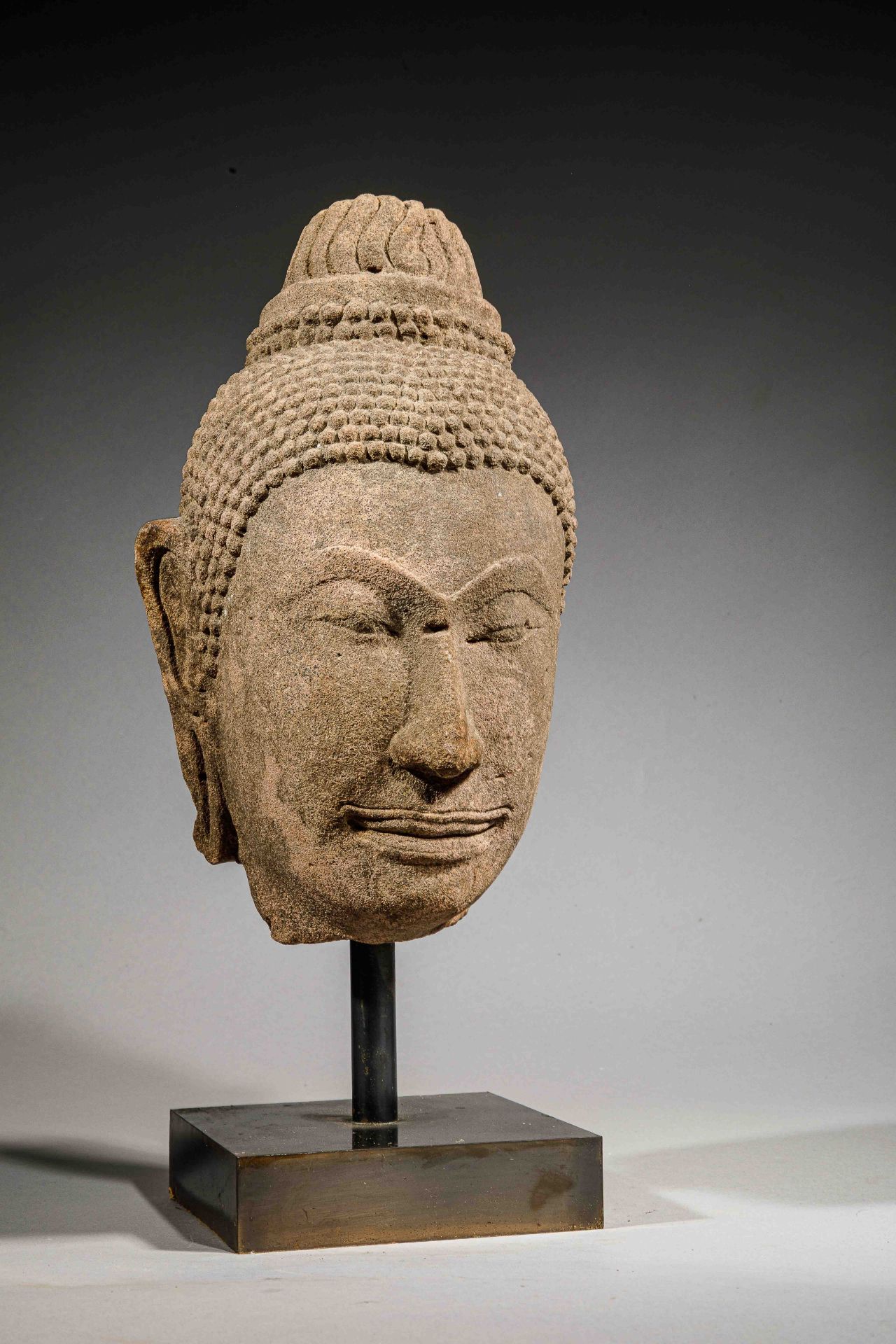 Tête de Buddha à l'expression sereine , surmontée du chignon Ushnisha Thaïlande Royaume d'ayuthaya