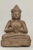 Vishnu assis en dianasana, les mains jointes tenant une offrande, coiffé d’un diadème filmant