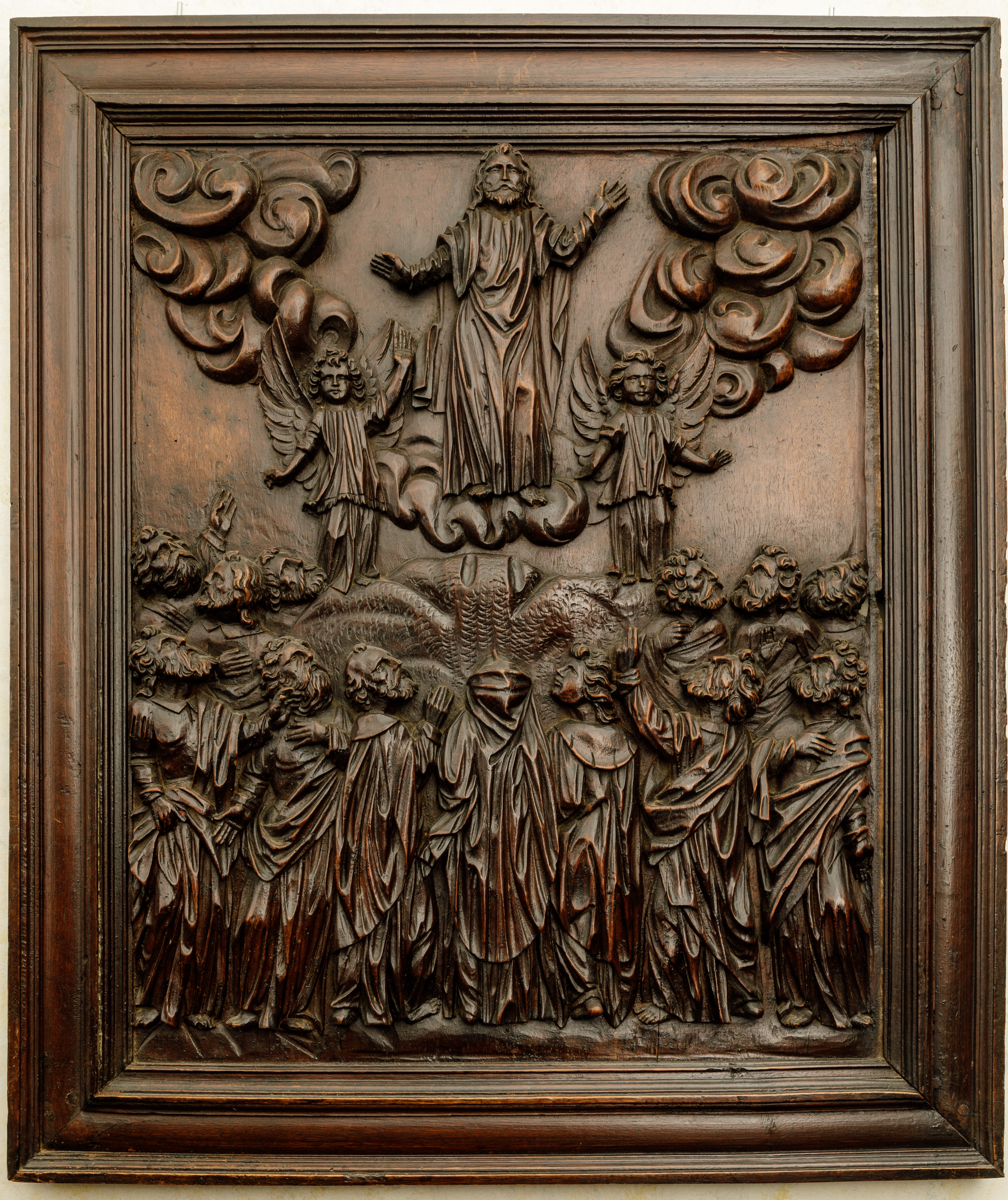 Paire de panneaux de noyer allemands sculptés de l'Ascension du Christ et l'Assomption de Marie