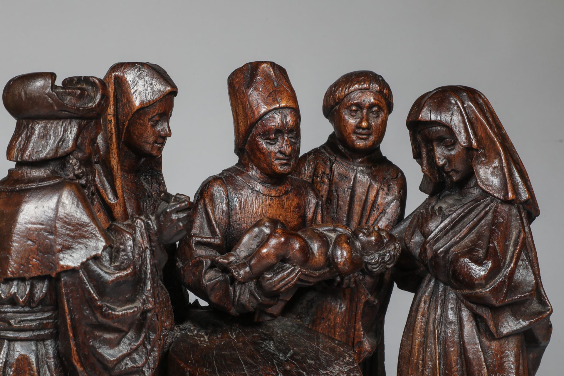 Groupe de bois sculpté en chêne représentant la Circoncision, avec la figure centrale tenant l' - Bild 5 aus 6