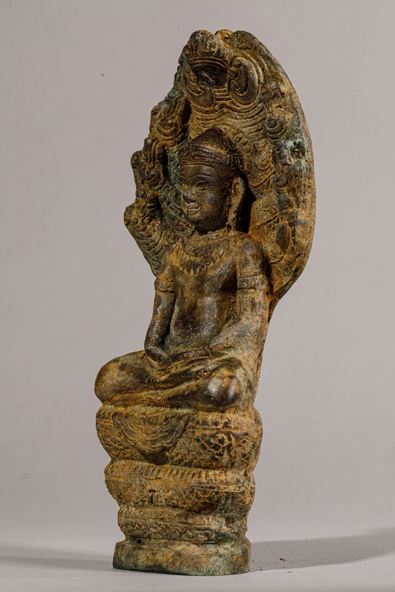 Buddha « Mucilinda » assis sur le corps du Naga abrité de son chaperon septa-céphale , pour le - Bild 3 aus 5