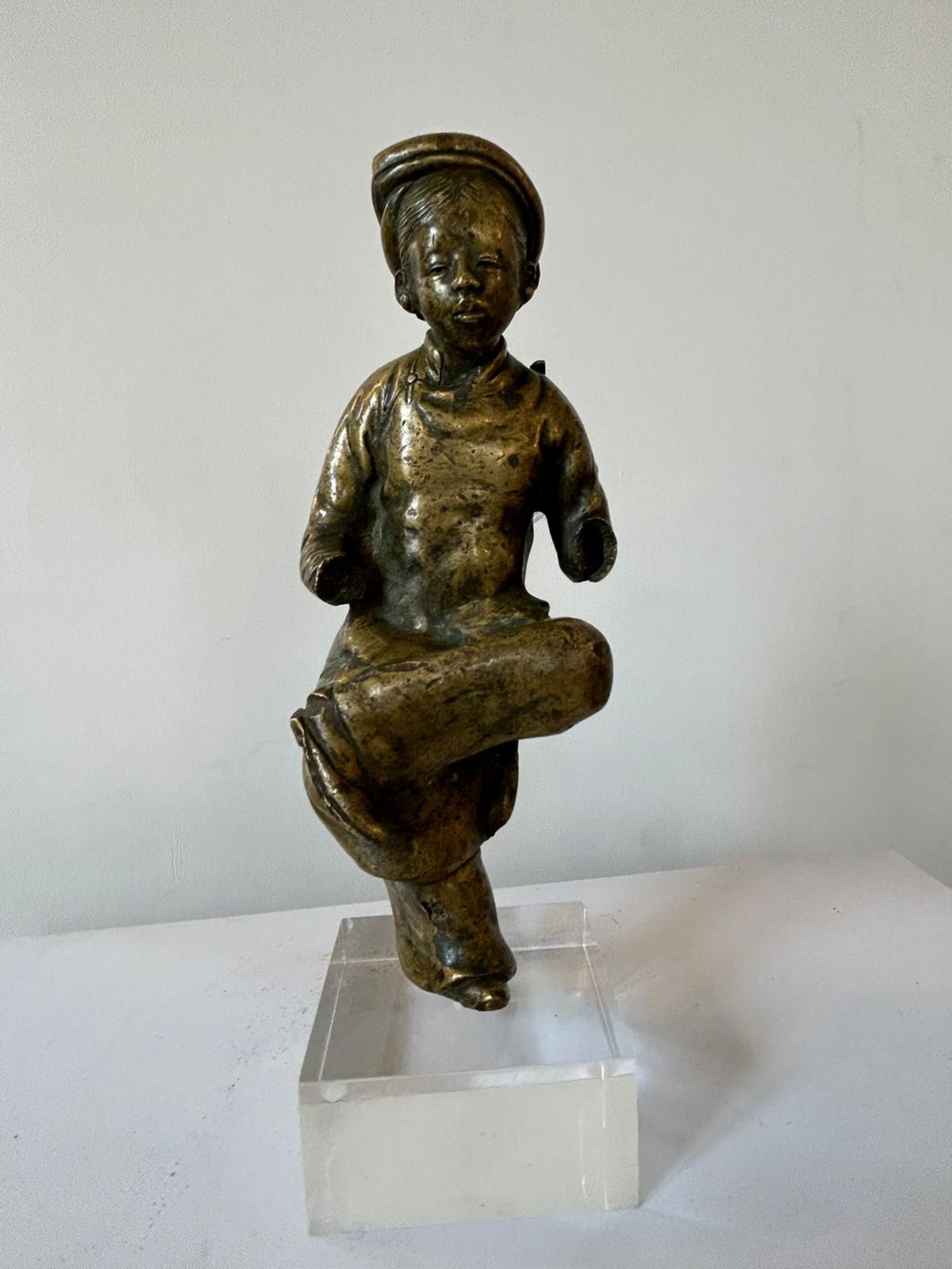 Personnage assis jambes croisées vêtu d' un habit traditionnel Bronze Vietnam Manque et accident