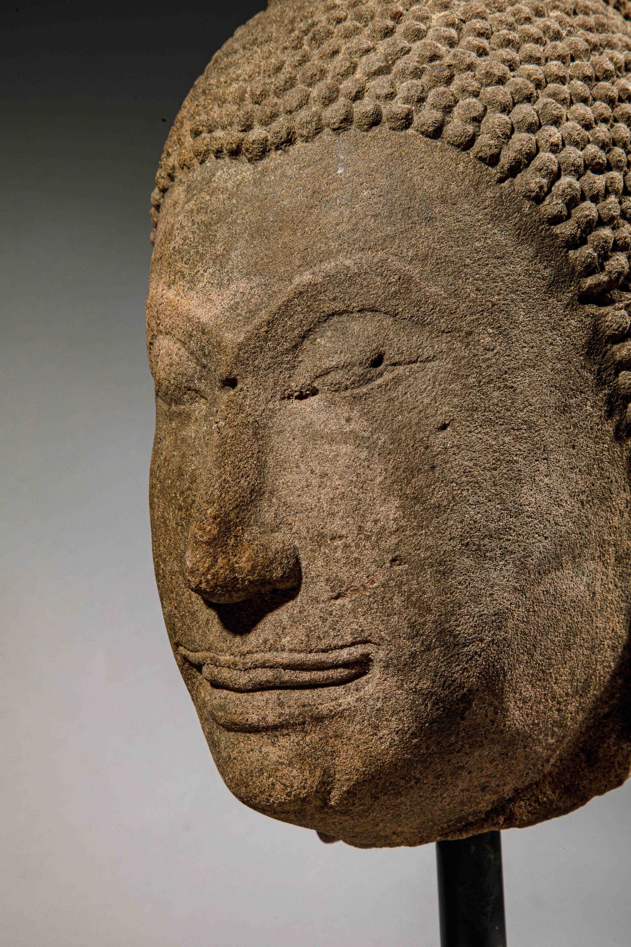 Tête de Buddha à l'expression sereine , surmontée du chignon Ushnisha Thaïlande Royaume d'ayuthaya - Bild 3 aus 5