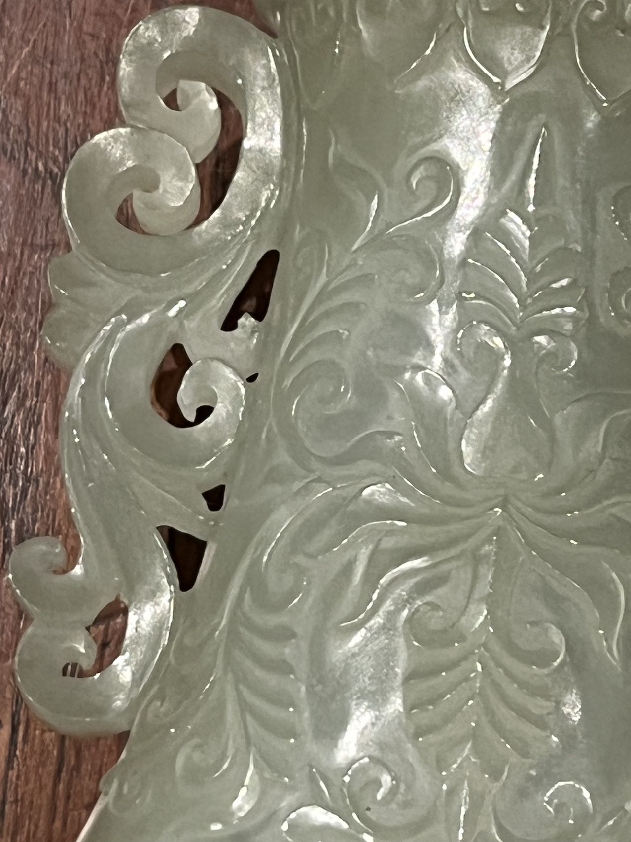Vase couvert à décor de motifs floraux serti d'une paire d'anses ciselée en ajour Jade translucide - Image 4 of 6