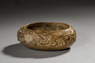 Coupe oblongue ciselée d'une procession de dragons jade Brun nuancé Chine Dynastie Tang 618 à 907