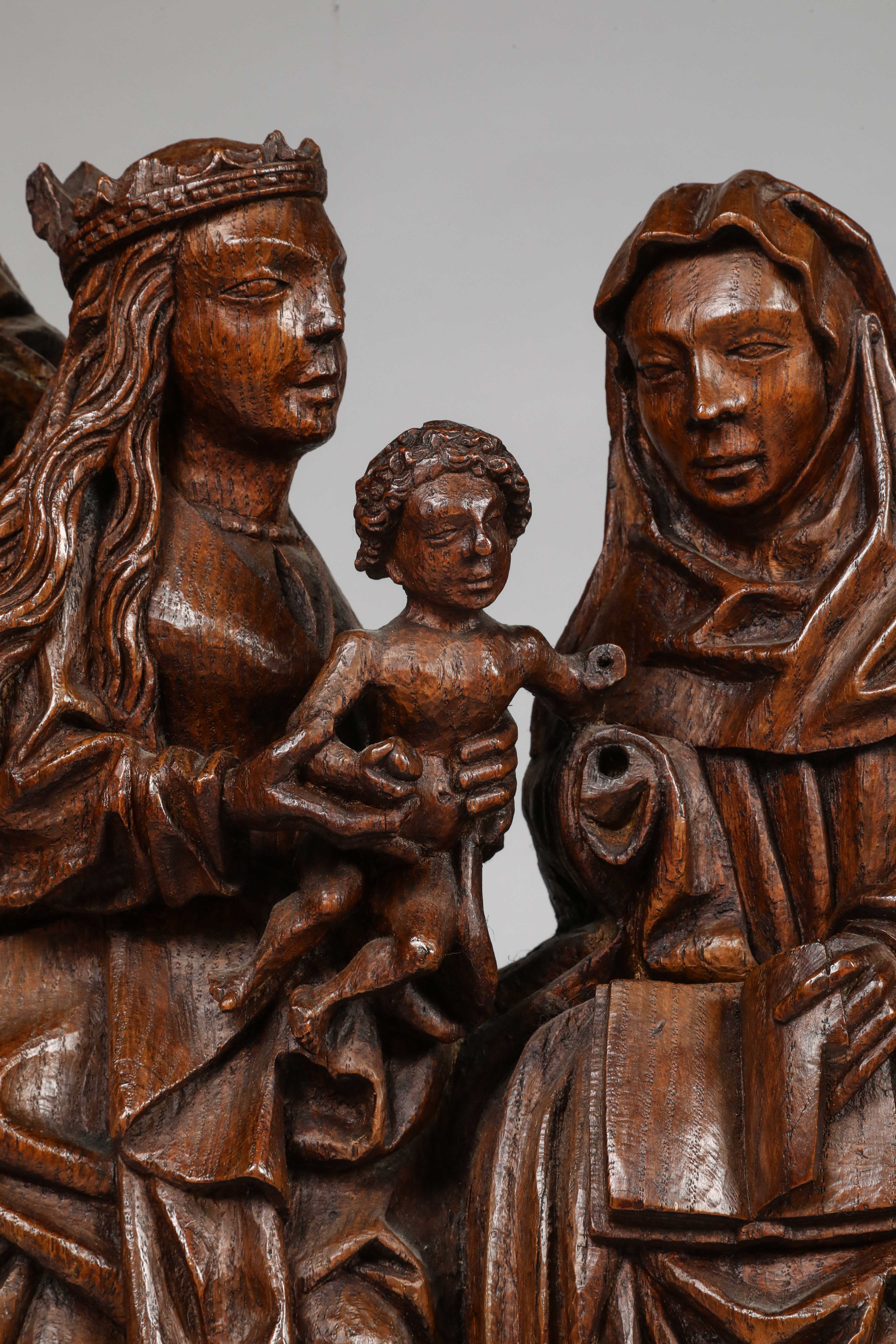 Groupe Flamand : Vierge à l'enfant couronnée accompagnée de Sainte Anne, assises, vêtues de longs - Image 2 of 8