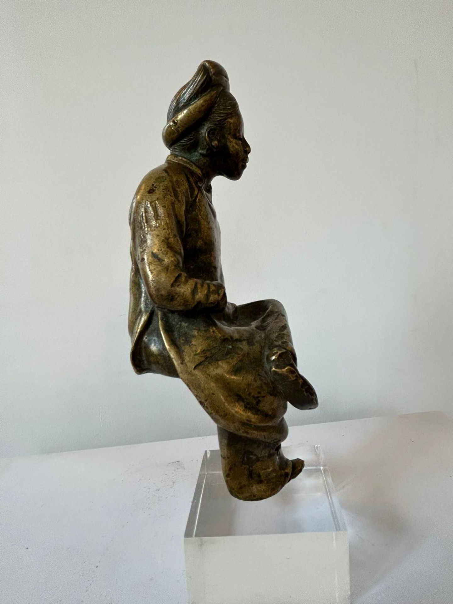 Personnage assis jambes croisées vêtu d' un habit traditionnel Bronze Vietnam Manque et accident - Bild 5 aus 7