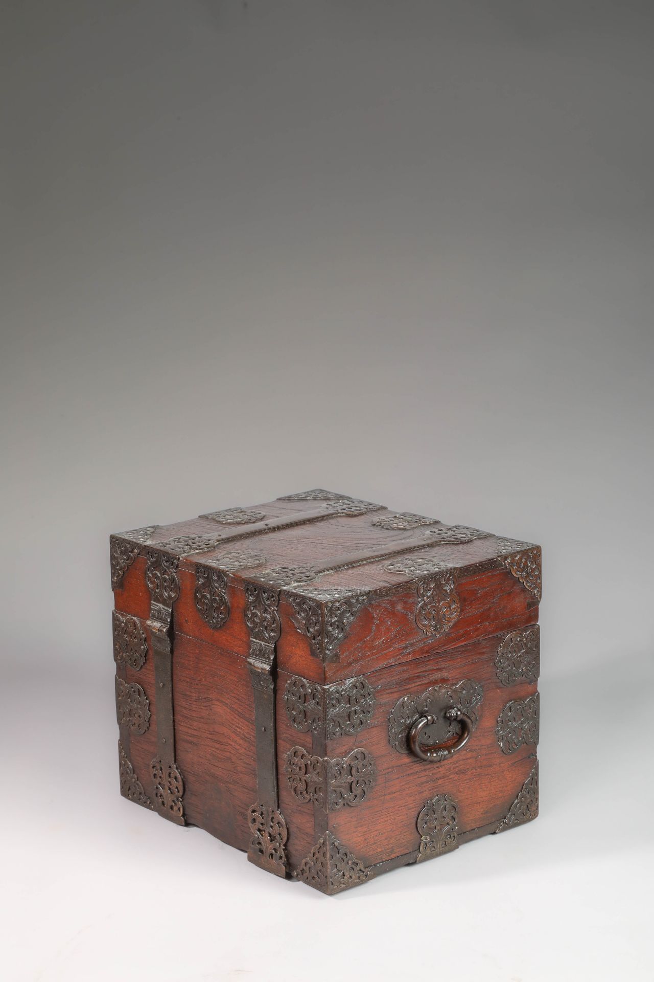 Coffre à liqueur en bois et ferrure, comprenant 12 flacons de verre ancien France 17 eme siècle