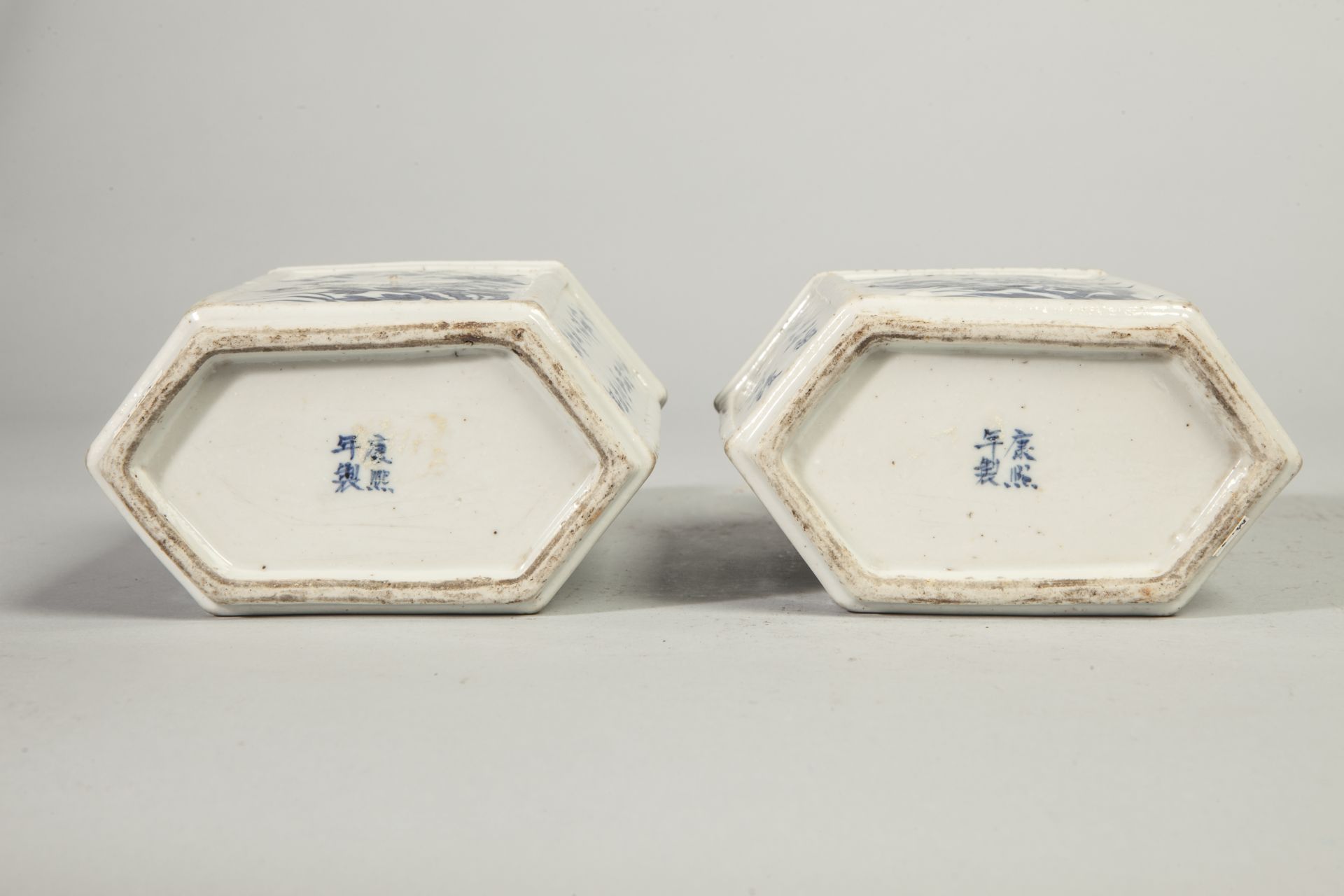 Paire de flacons couverts de forme hexagonale en porcelaine blanche décorée en bleu cobalt sous - Bild 3 aus 3