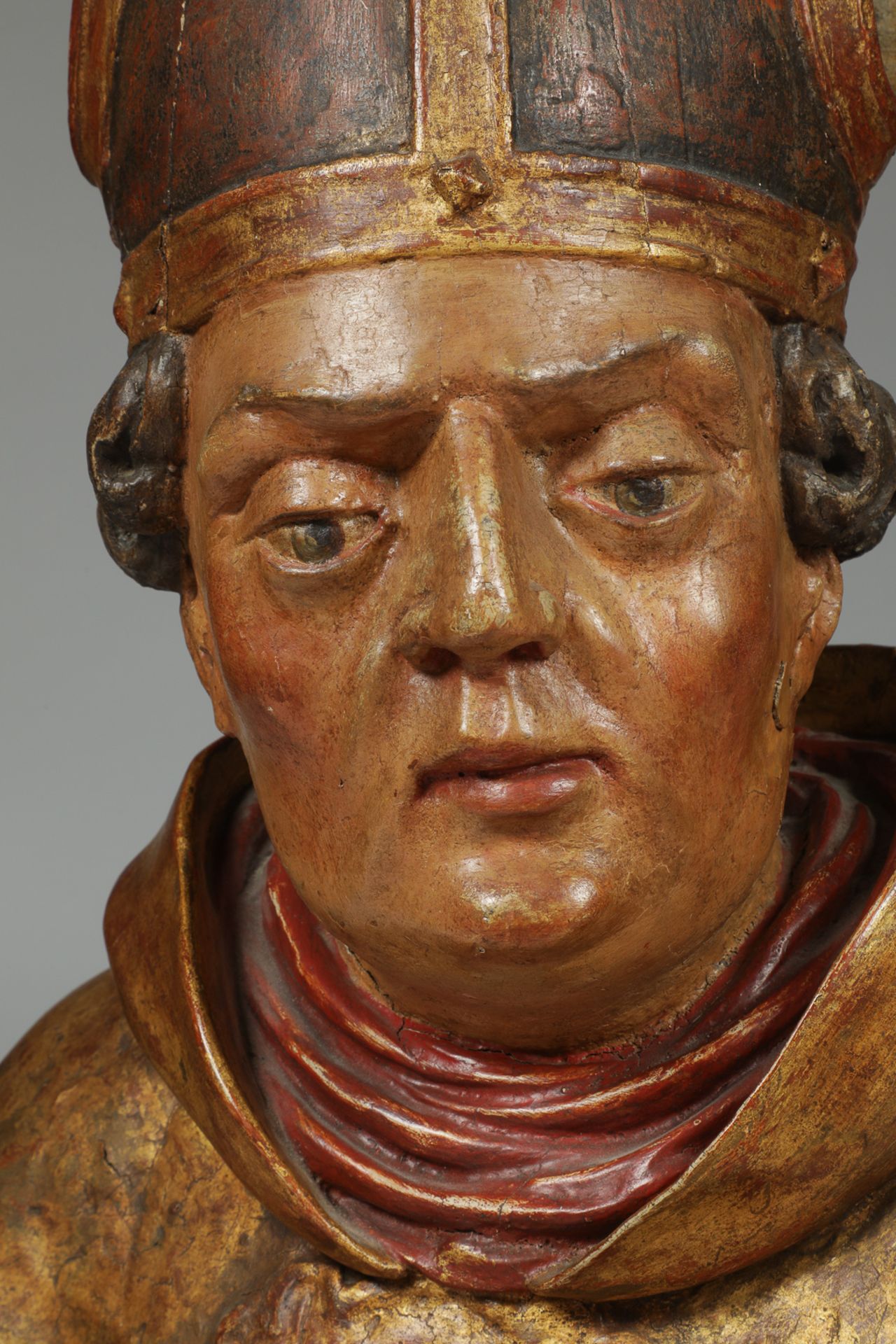 Buste reliquaire : portrait d’évêque vêtu d'une d’une robe monastique et coiffée d’une tiare d’ - Image 3 of 6