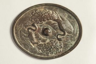 Miroir circulaire moulé sur une face de deux paons en vol Bronze Chine Dynastie Qing Fin de la