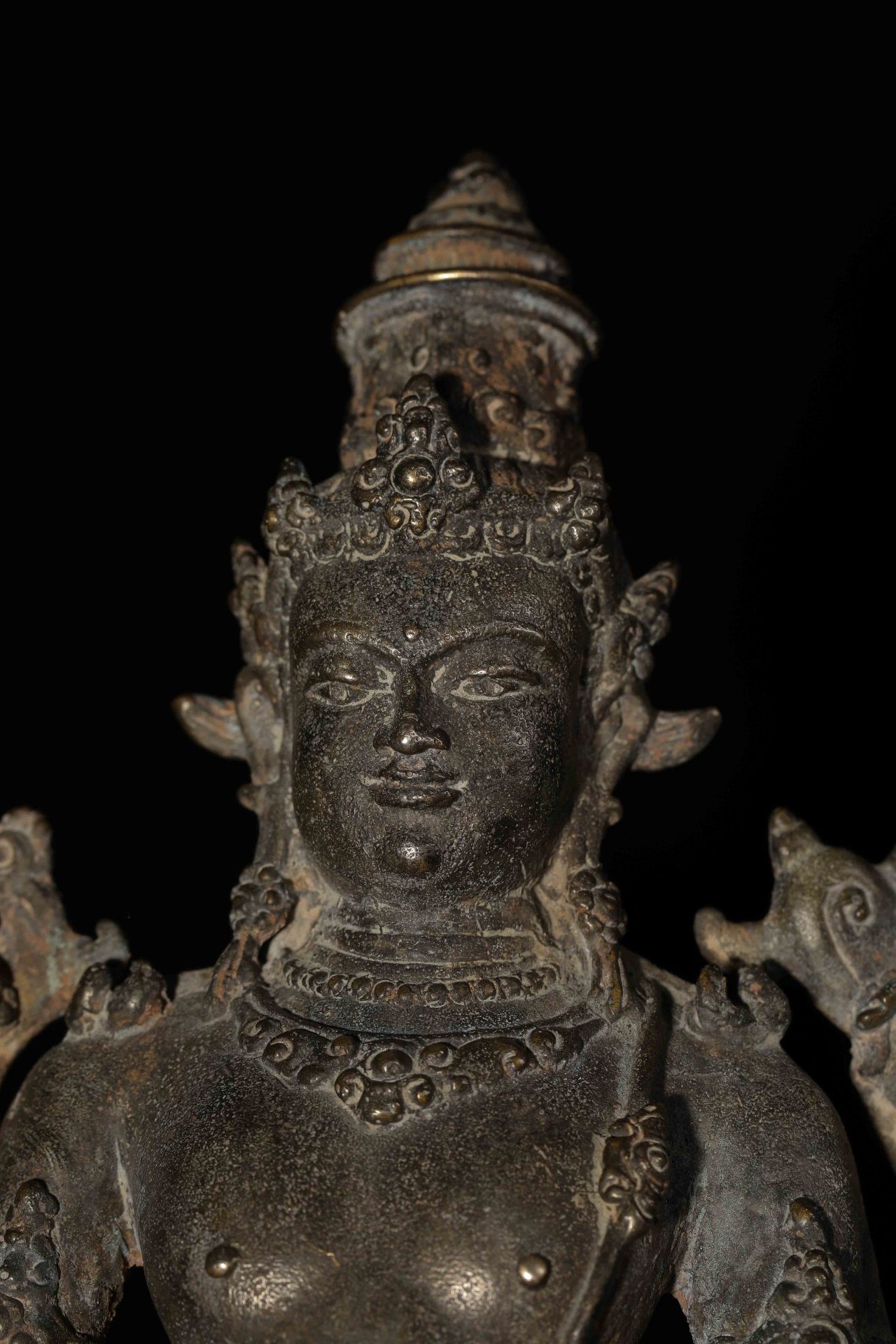Vishnu debout dans une posture hiératique, sous une forme à quatre bras tenant ses attributs la - Bild 8 aus 8