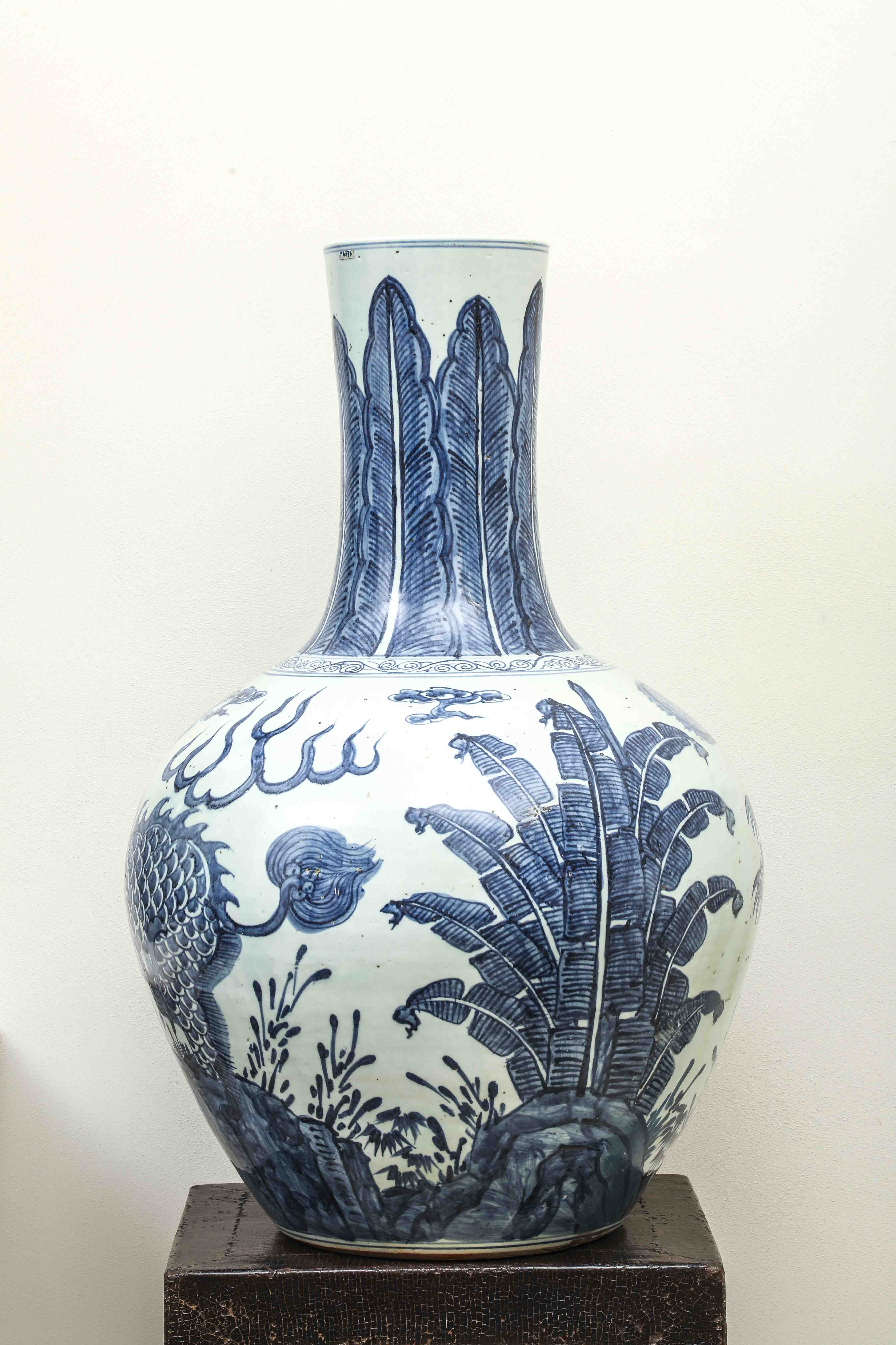 Importante paire de vases à panse globulaire et haut col en porcelaine blanche décoré en bleu cobalt - Image 7 of 10