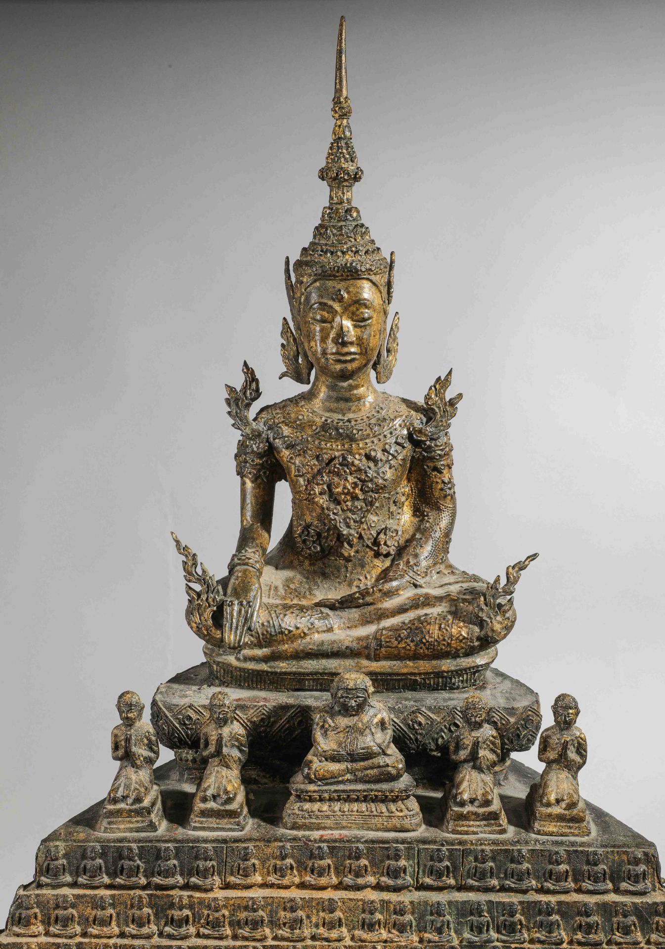 Buddha Maravijaya assis en Bumishparsha mudra sur un haut socle étagé, quatre adorant et un Putaï - Bild 3 aus 5