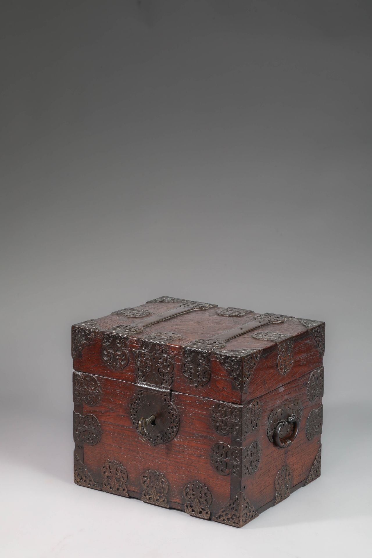 Coffre à liqueur en bois et ferrure, comprenant 12 flacons de verre ancien France 17 eme siècle - Bild 3 aus 8