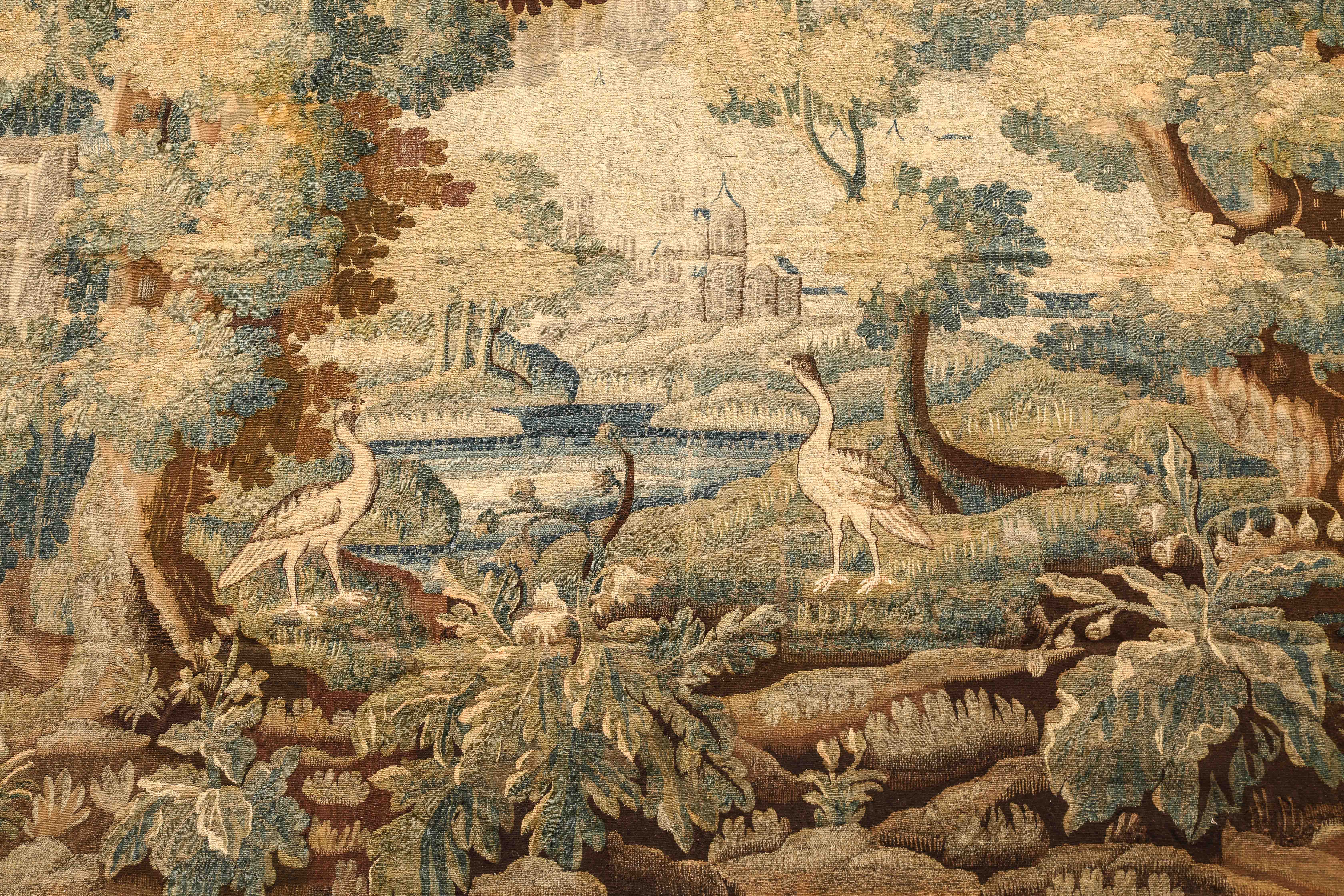 Tapisserie d'Aubusson illustrant une clairière dans une forêt animée de deux hérons et en fond un - Bild 2 aus 4