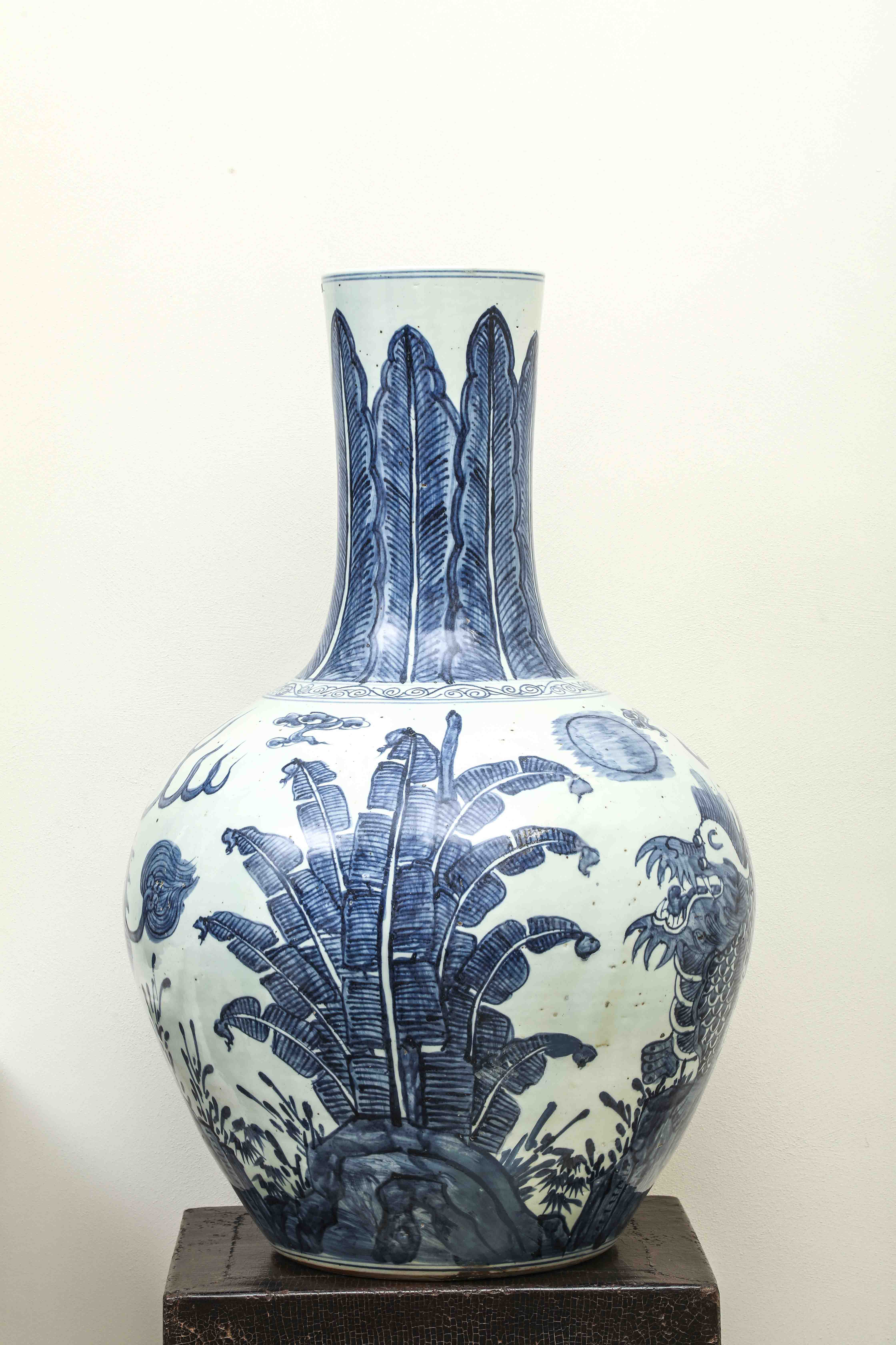 Importante paire de vases à panse globulaire et haut col en porcelaine blanche décoré en bleu cobalt - Image 2 of 10